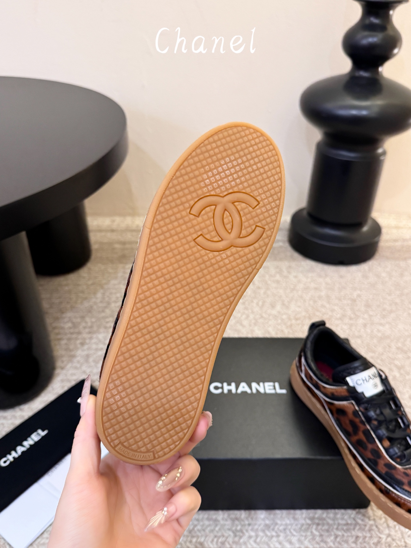 chanel26a球鞋美到心巴上 一买一个不吱声 讲道理 看到实物穿上脚 就会觉得更好看 有底有厚度 可能左边的比较特别 chanel26a球鞋美到心巴上 一买一个不吱声 讲道理 看到实物穿上脚 就会觉得更好看 有底有厚度 可能左边的比较特别