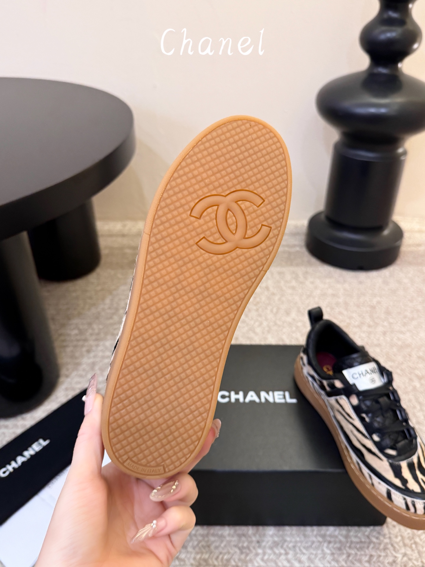 chanel26a球鞋美到心巴上 一买一个不吱声 讲道理 看到实物穿上脚 就会觉得更好看 有底有厚度 可能左边的比较特别 chanel26a球鞋美到心巴上 一买一个不吱声 讲道理 看到实物穿上脚 就会觉得更好看 有底有厚度 可能左边的比较特别