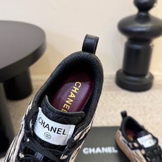chanel26a球鞋美到心巴上 一买一个不吱声 讲道理 看到实物穿上脚 就会觉得更好看 有底有厚度 可能左边的比较特别 chanel26a球鞋美到心巴上 一买一个不吱声 讲道理 看到实物穿上脚 就会觉得更好看 有底有厚度 可能左边的比较特别