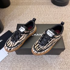 chanel26a球鞋美到心巴上 一买一个不吱声 讲道理 看到实物穿上脚 就会觉得更好看 有底有厚度 可能左边的比较特别 chanel26a球鞋美到心巴上 一买一个不吱声 讲道理 看到实物穿上脚 就会觉得更好看 有底有厚度 可能左边的比较特别