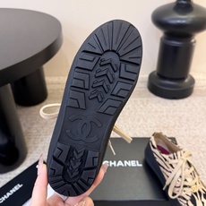 chanel26a球鞋美到心巴上 一买一个不吱声 讲道理 看到实物穿上脚 就会觉得更好看 有底有厚度 可能左边的比较特别 chanel26a球鞋美到心巴上 一买一个不吱声 讲道理 看到实物穿上脚 就会觉得更好看 有底有厚度 可能左边的比较特别