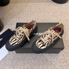 chanel26a球鞋美到心巴上 一买一个不吱声 讲道理 看到实物穿上脚 就会觉得更好看 有底有厚度 可能左边的比较特别 chanel26a球鞋美到心巴上 一买一个不吱声 讲道理 看到实物穿上脚 就会觉得更好看 有底有厚度 可能左边的比较特别