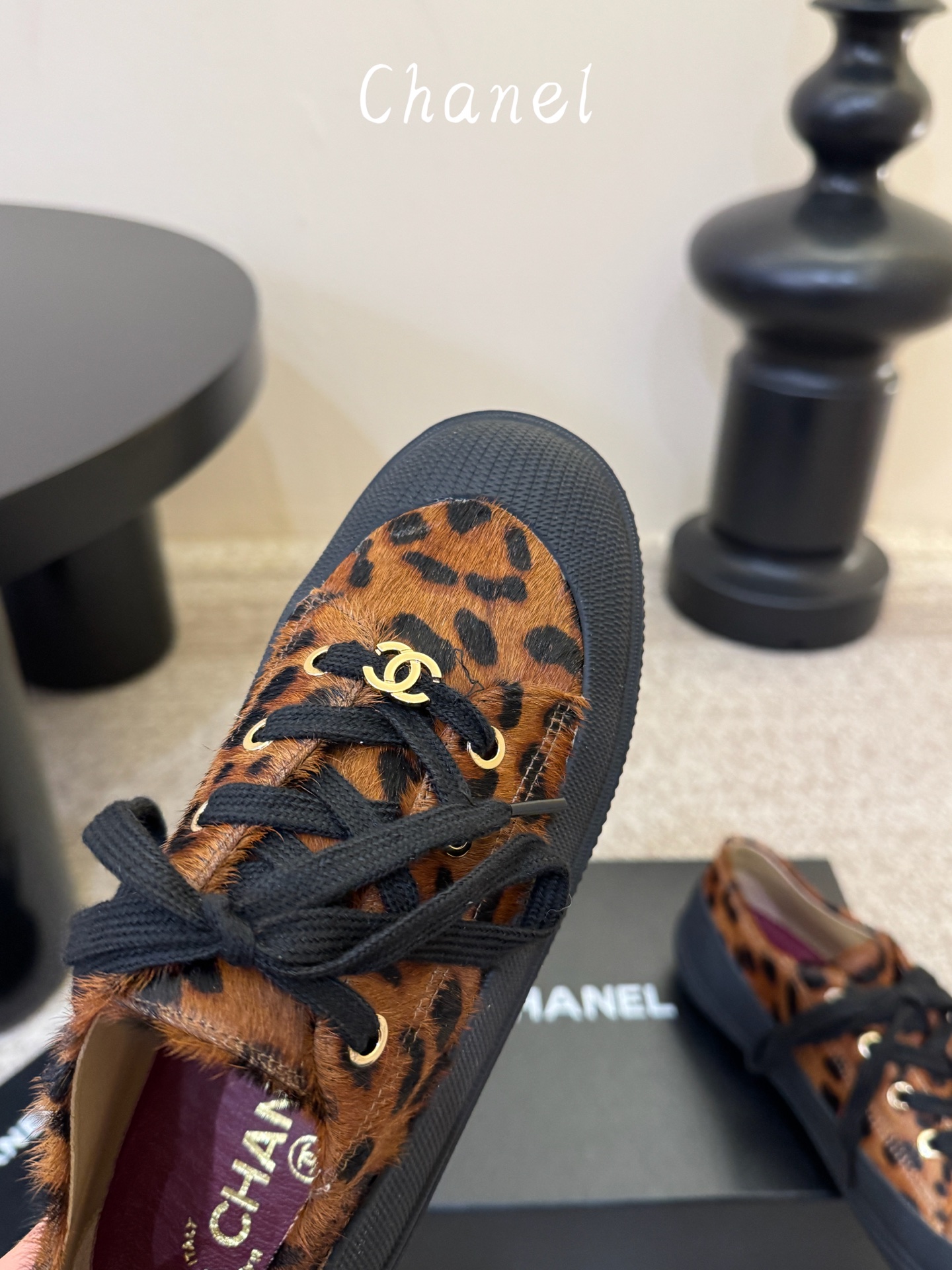 chanel26a球鞋美到心巴上 一买一个不吱声 讲道理 看到实物穿上脚 就会觉得更好看 有底有厚度 可能左边的比较特别