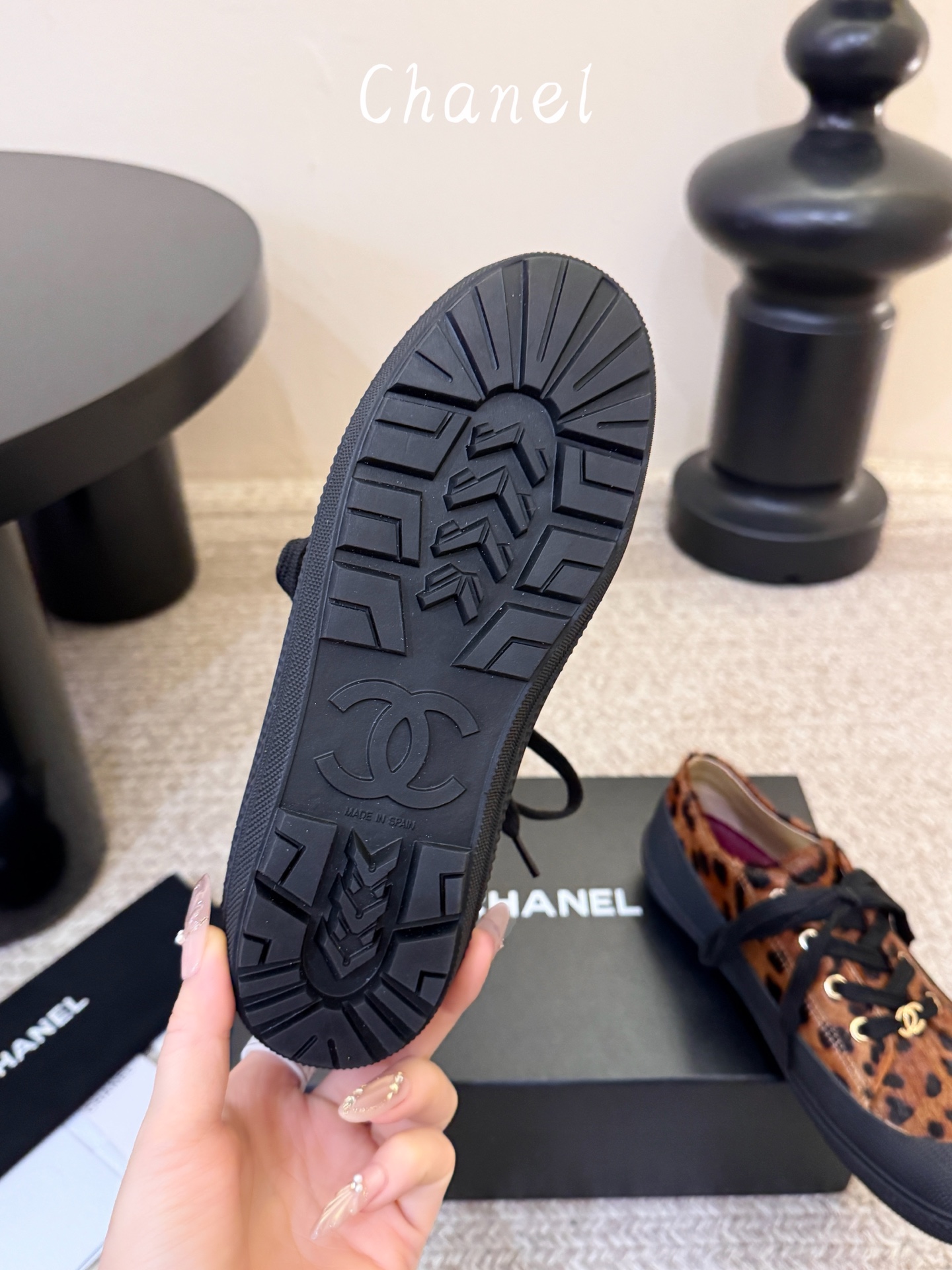 chanel26a球鞋美到心巴上 一买一个不吱声 讲道理 看到实物穿上脚 就会觉得更好看 有底有厚度 可能左边的比较特别