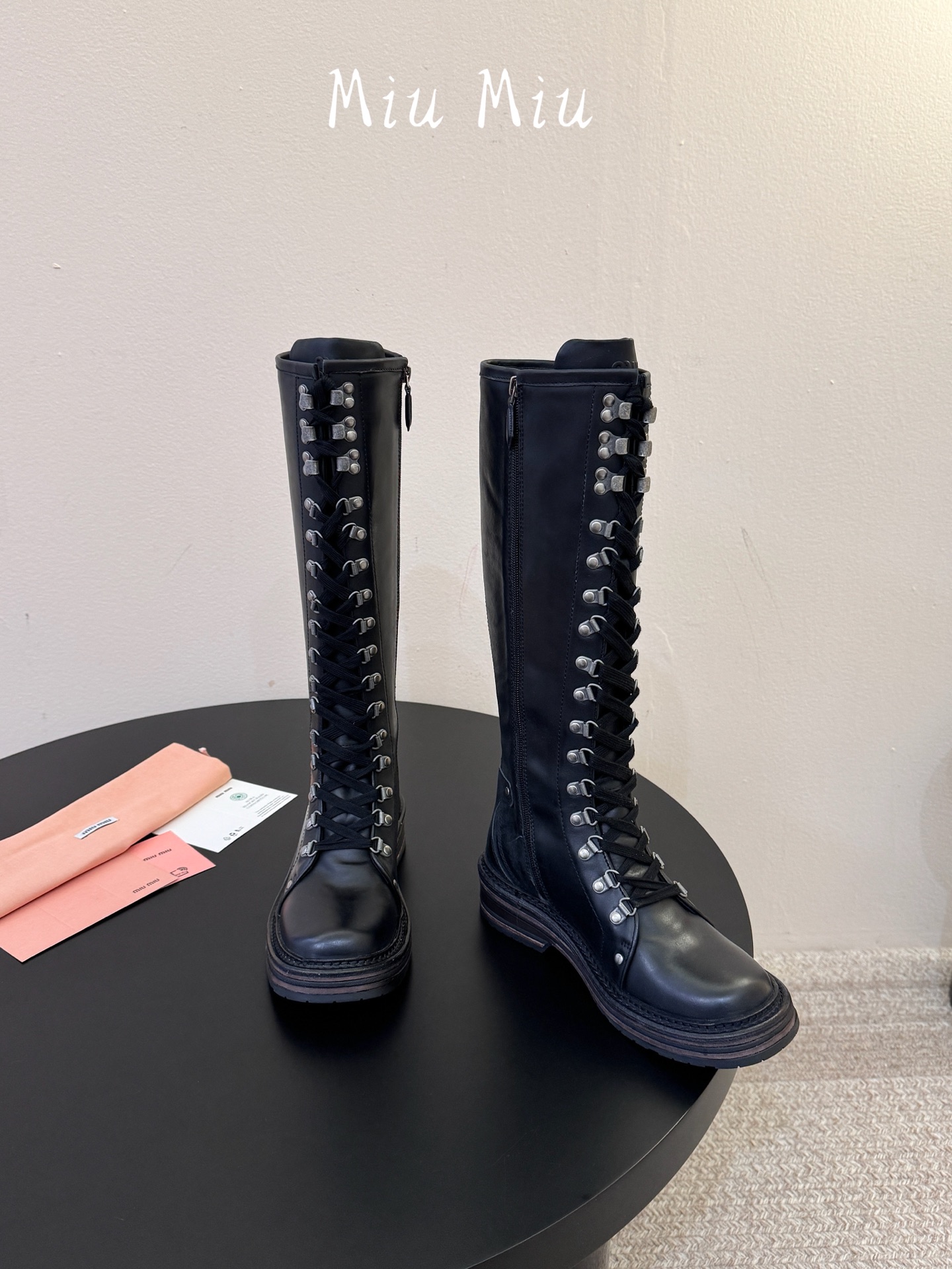 Miumiu谬谬朋克风秋冬机车造型长靴松弛感限量走秀款一双封神复古骑士靴 怎么穿都好看今夏时髦精最爱 看起来不怎么舒服 Miumiu谬谬朋克风秋冬机车造型长靴松弛感限量走秀款一双封神复古骑士靴 怎么穿都好看今夏时髦精最爱 看起来不怎么舒服