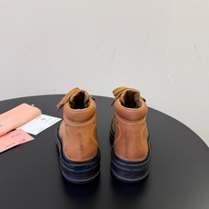 Miumiu谬谬朋克风秋冬机车造型短靴松弛感限量走秀款一双封神复古马丁靴 怎么穿都好看今夏时髦精最爱 看起来不怎么舒服 Miumiu谬谬朋克风秋冬机车造型短靴松弛感限量走秀款一双封神复古马丁靴 怎么穿都好看今夏时髦精最爱 看起来不怎么舒服