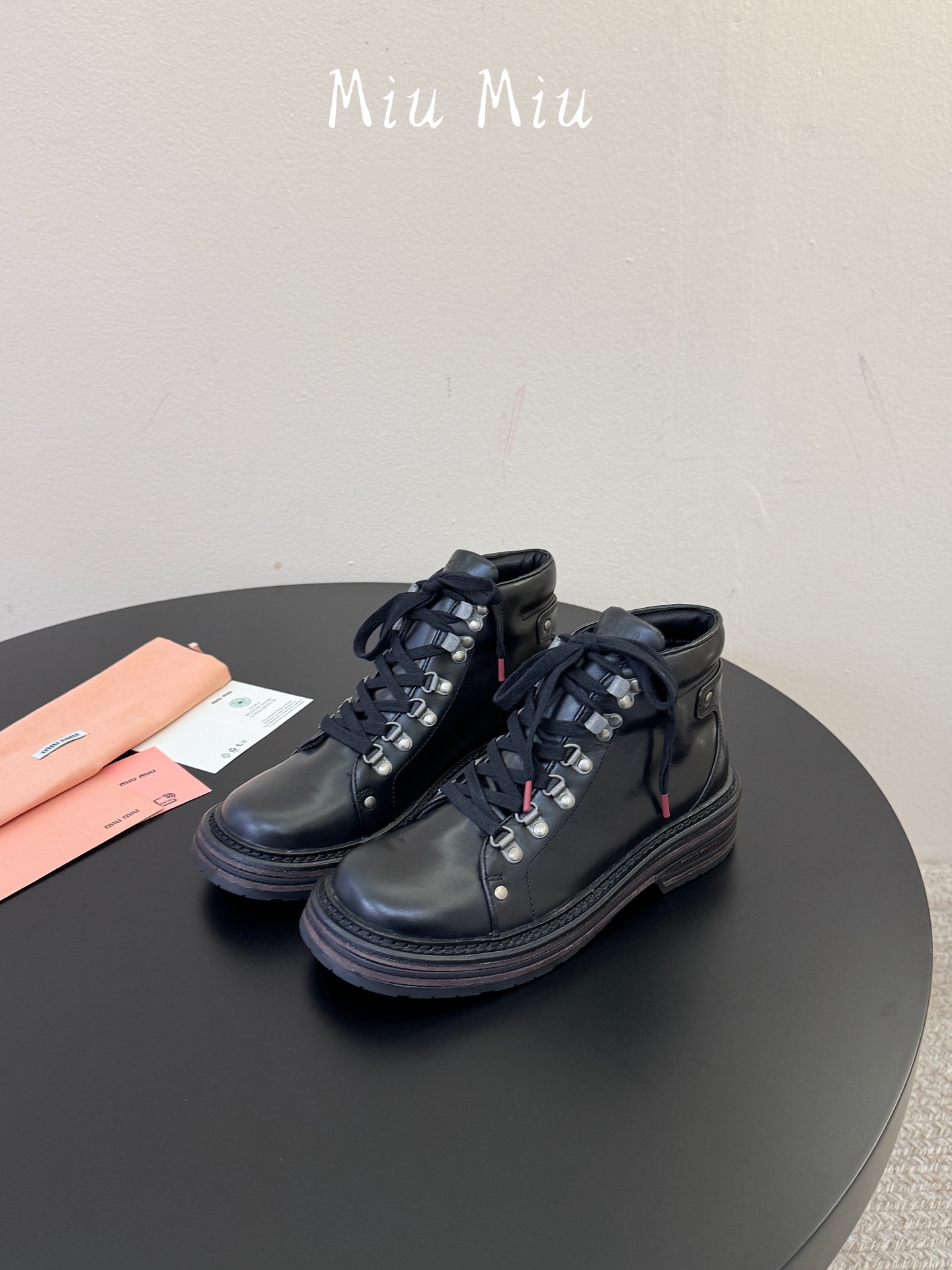 Miumiu谬谬朋克风秋冬机车造型短靴松弛感限量走秀款一双封神复古马丁靴 怎么穿都好看今夏时髦精最爱 看起来不怎么舒服 Miumiu谬谬朋克风秋冬机车造型短靴松弛感限量走秀款一双封神复古马丁靴 怎么穿都好看今夏时髦精最爱 看起来不怎么舒服