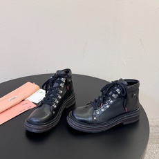 Miumiu谬谬朋克风秋冬机车造型短靴松弛感限量走秀款一双封神复古马丁靴 怎么穿都好看今夏时髦精最爱 看起来不怎么舒服 Miumiu谬谬朋克风秋冬机车造型短靴松弛感限量走秀款一双封神复古马丁靴 怎么穿都好看今夏时髦精最爱 看起来不怎么舒服