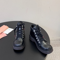 Miumiu谬谬朋克风秋冬机车造型短靴松弛感限量走秀款一双封神复古马丁靴 怎么穿都好看今夏时髦精最爱 看起来不怎么舒服 Miumiu谬谬朋克风秋冬机车造型短靴松弛感限量走秀款一双封神复古马丁靴 怎么穿都好看今夏时髦精最爱 看起来不怎么舒服