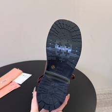 Miumiu谬谬朋克风秋冬机车造型短靴松弛感限量走秀款一双封神复古马丁靴 怎么穿都好看今夏时髦精最爱 看起来不怎么舒服 Miumiu谬谬朋克风秋冬机车造型短靴松弛感限量走秀款一双封神复古马丁靴 怎么穿都好看今夏时髦精最爱 看起来不怎么舒服