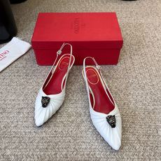 VALENTINO华伦天奴凉鞋经典单鞋春夏VLOGO SIGNATURE鞋型线条流畅.版型超赞上脚舒适.增高.显瘦.拉长 VALENTINO华伦天奴凉鞋经典单鞋春夏VLOGO SIGNATURE鞋型线条流畅.版型超赞上脚舒适.增高.显瘦.拉长