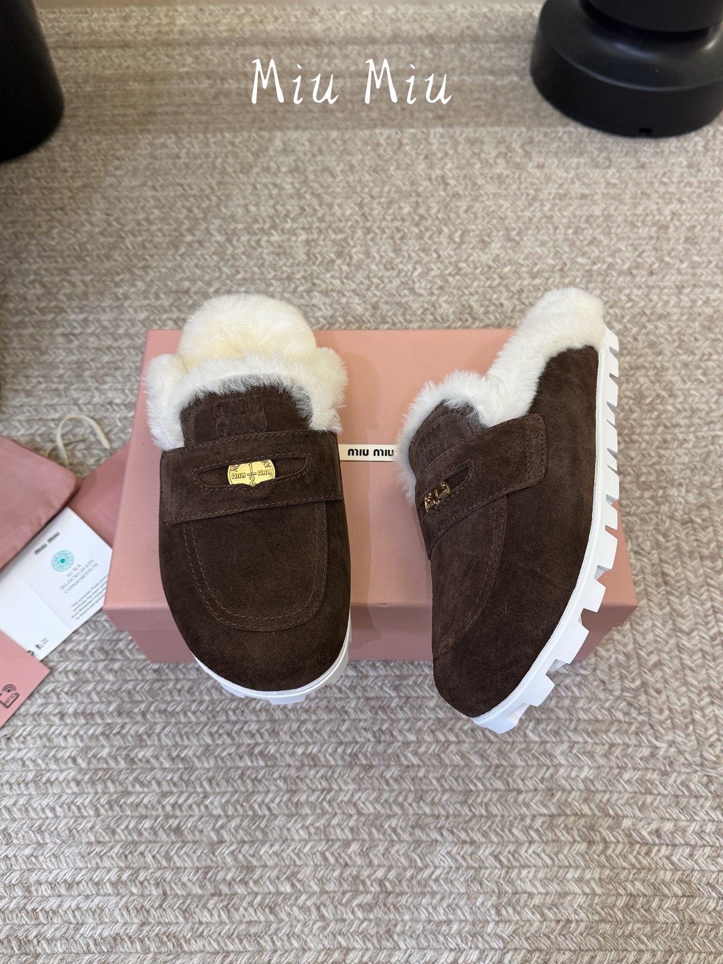MiuMiu/缪缪秋冬最新火爆款勃肯穆勒毛毛拖鞋 半包拖 原版倒模楦型,极致1:1形体 ✔面料:进口牛反绒 ✔里料:进口 MiuMiu/缪缪秋冬最新火爆款勃肯穆勒毛毛拖鞋 半包拖 原版倒模楦型,极致1:1形体 ✔面料:进口牛反绒 ✔里料:进口