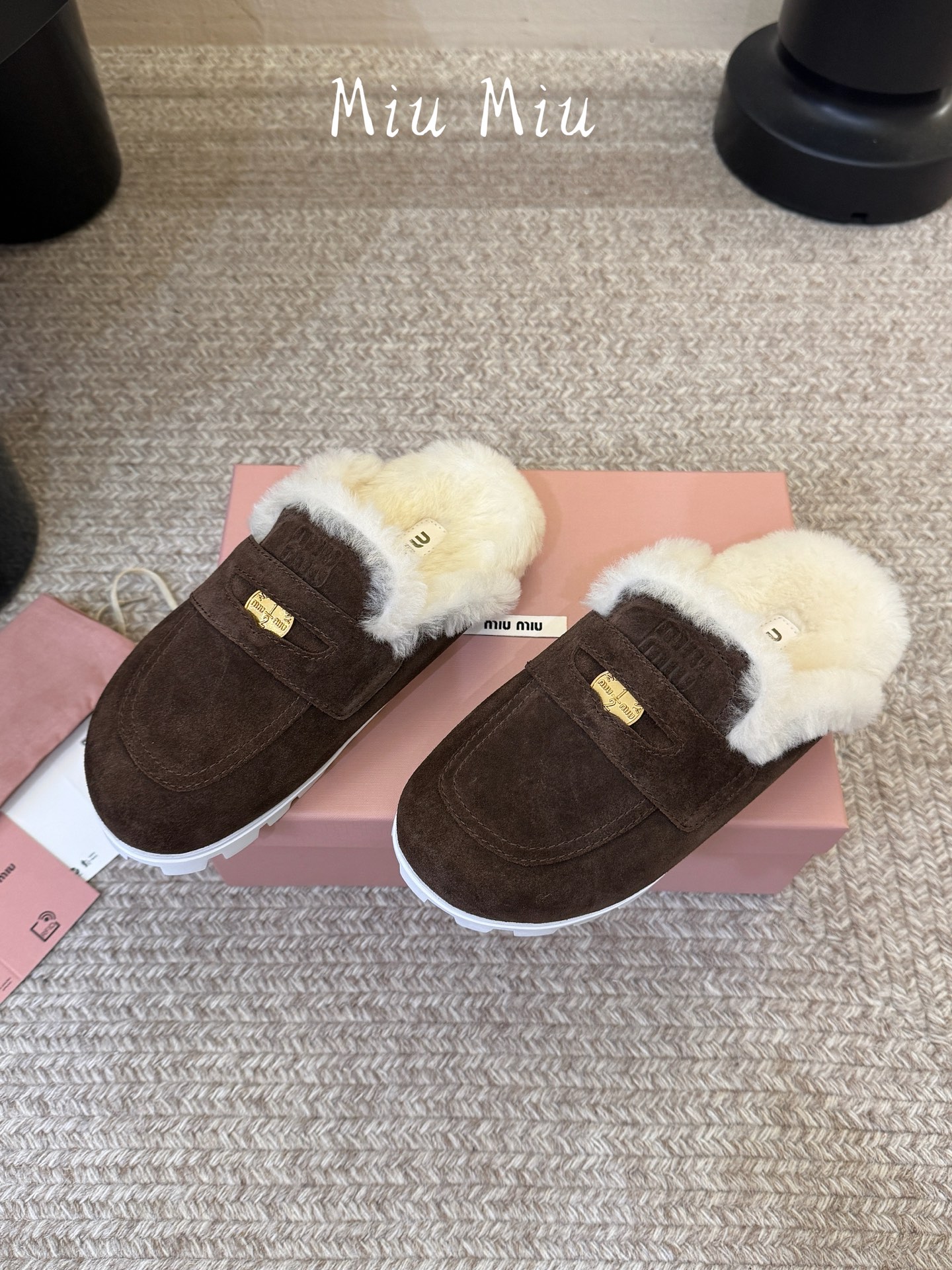 MiuMiu/缪缪秋冬最新火爆款勃肯穆勒毛毛拖鞋 半包拖 原版倒模楦型,极致1:1形体 ✔面料:进口牛反绒 ✔里料:进口 MiuMiu/缪缪秋冬最新火爆款勃肯穆勒毛毛拖鞋 半包拖 原版倒模楦型,极致1:1形体 ✔面料:进口牛反绒 ✔里料:进口