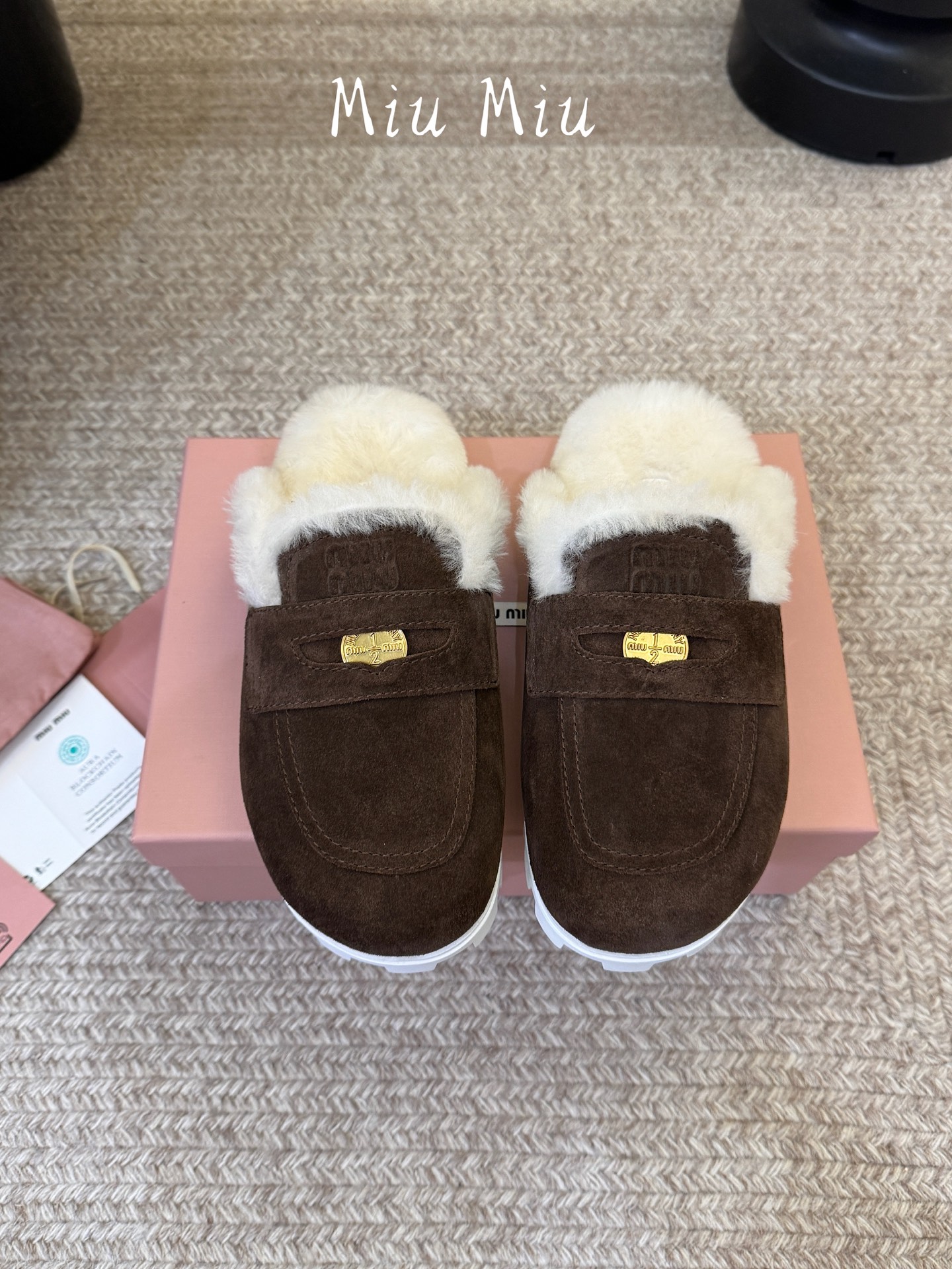 MiuMiu/缪缪秋冬最新火爆款勃肯穆勒毛毛拖鞋 半包拖 原版倒模楦型,极致1:1形体 ✔面料:进口牛反绒 ✔里料:进口 MiuMiu/缪缪秋冬最新火爆款勃肯穆勒毛毛拖鞋 半包拖 原版倒模楦型,极致1:1形体 ✔面料:进口牛反绒 ✔里料:进口