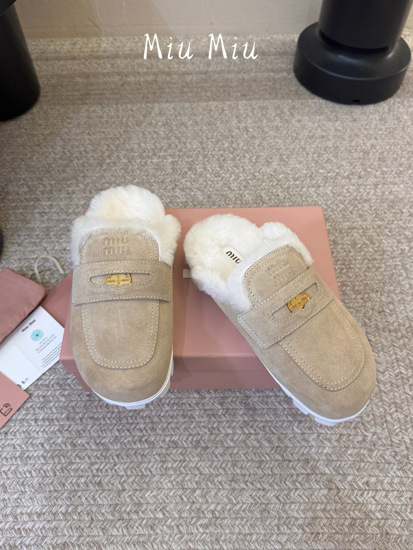 MiuMiu/缪缪秋冬最新火爆款勃肯穆勒毛毛拖鞋 半包拖 原版倒模楦型，极致1:1形体 ✔面料：进口牛反绒 ✔里料：进口