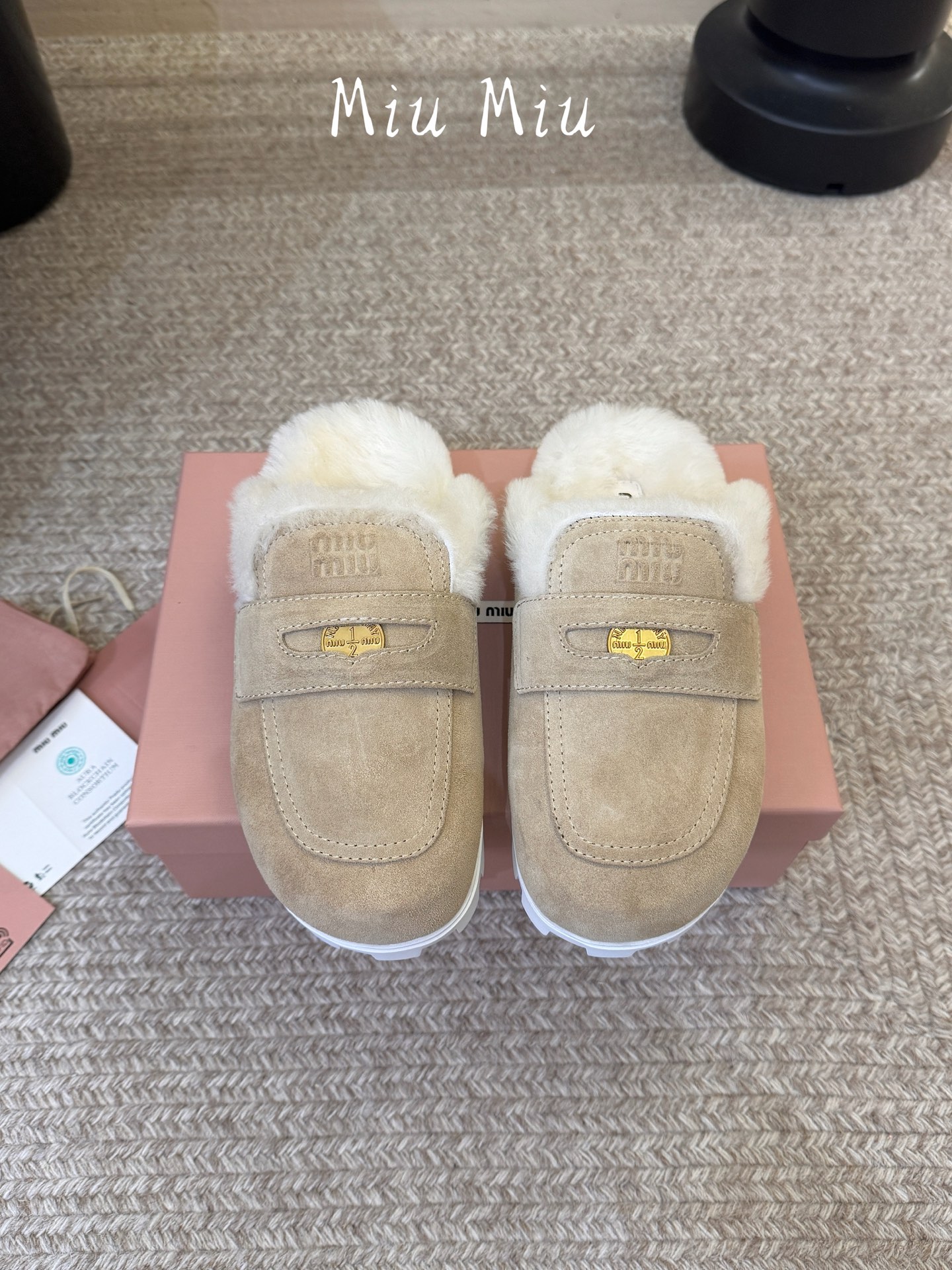 MiuMiu/缪缪秋冬最新火爆款勃肯穆勒毛毛拖鞋 半包拖 原版倒模楦型，极致1:1形体 ✔面料：进口牛反绒 ✔里料：进口