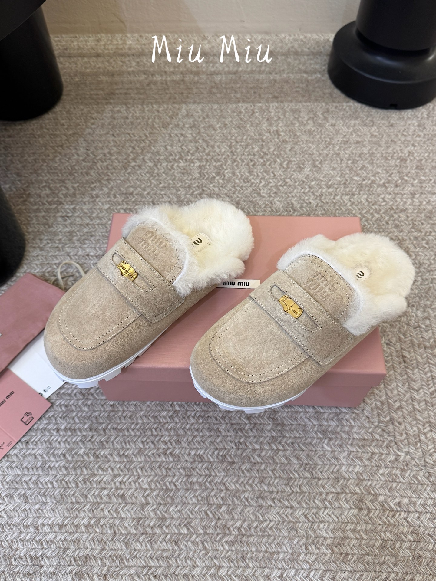 MiuMiu/缪缪秋冬最新火爆款勃肯穆勒毛毛拖鞋 半包拖 原版倒模楦型，极致1:1形体 ✔面料：进口牛反绒 ✔里料：进口