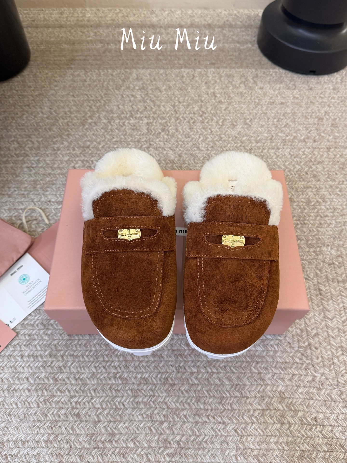 MiuMiu/缪缪秋冬最新火爆款勃肯穆勒毛毛拖鞋 半包拖 原版倒模楦型，极致1:1形体 ✔面料：进口牛反绒 ✔里料：进口