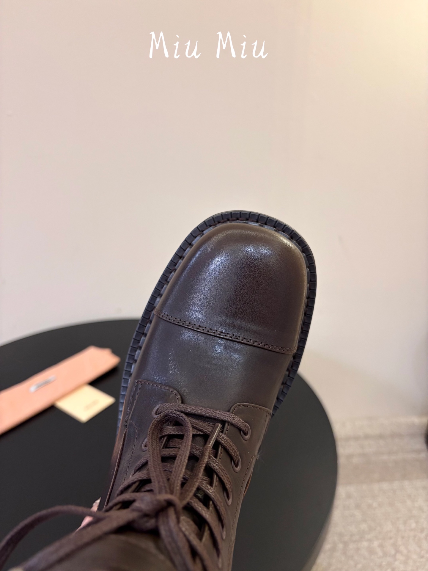 Miu Mi* 走秀款 机车风复古长靴/短靴 走秀款 酷飒酷飒的 延续了爆款风格 miu 秋冬秀款 短靴新品 经典机车靴