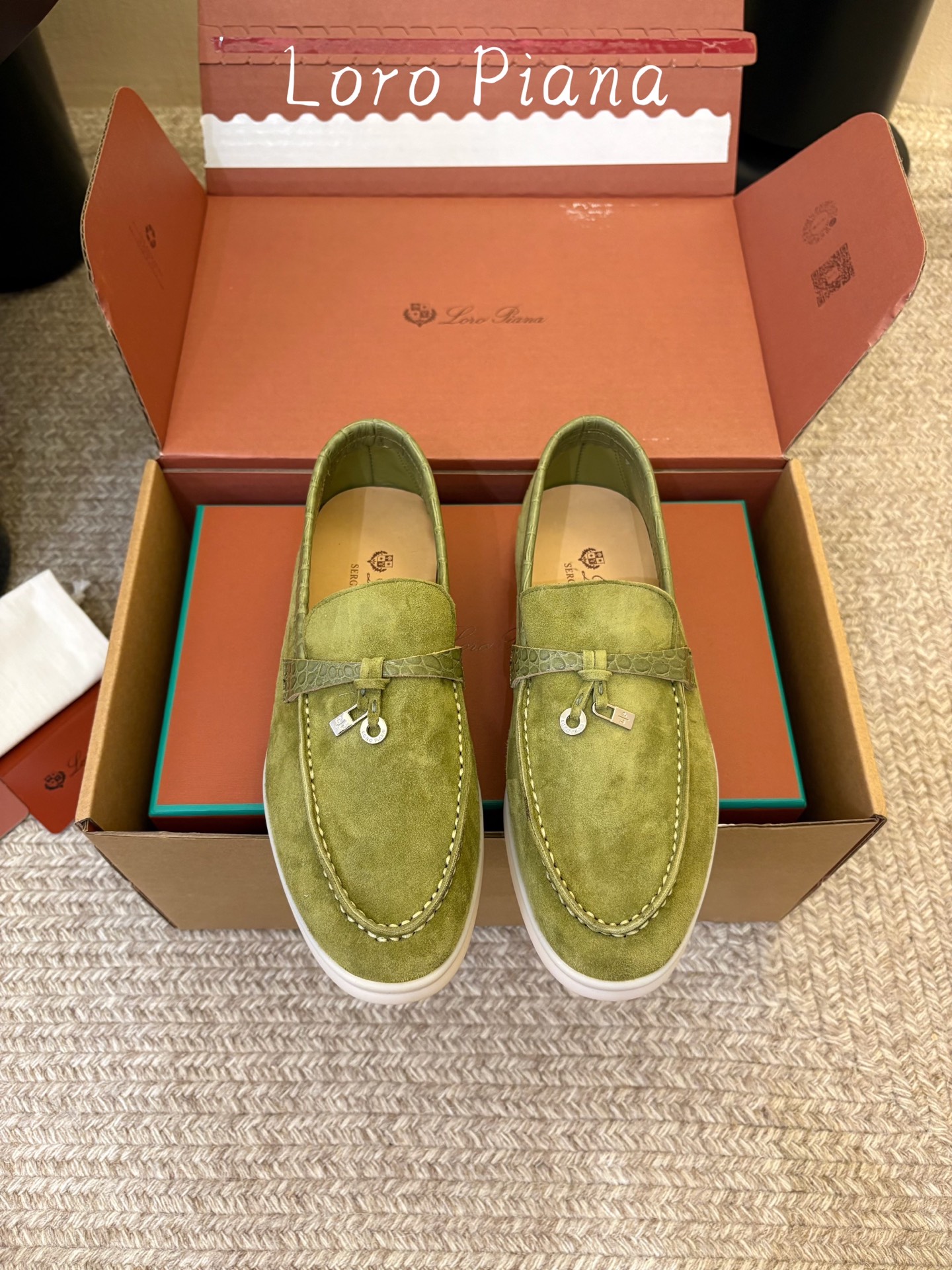 Loro Piana(诺悠翩雅)官网同款一脚蹬乐福鞋   原版大底宽底  采用进口高丝光羊反绒  羊皮内里   全方位一