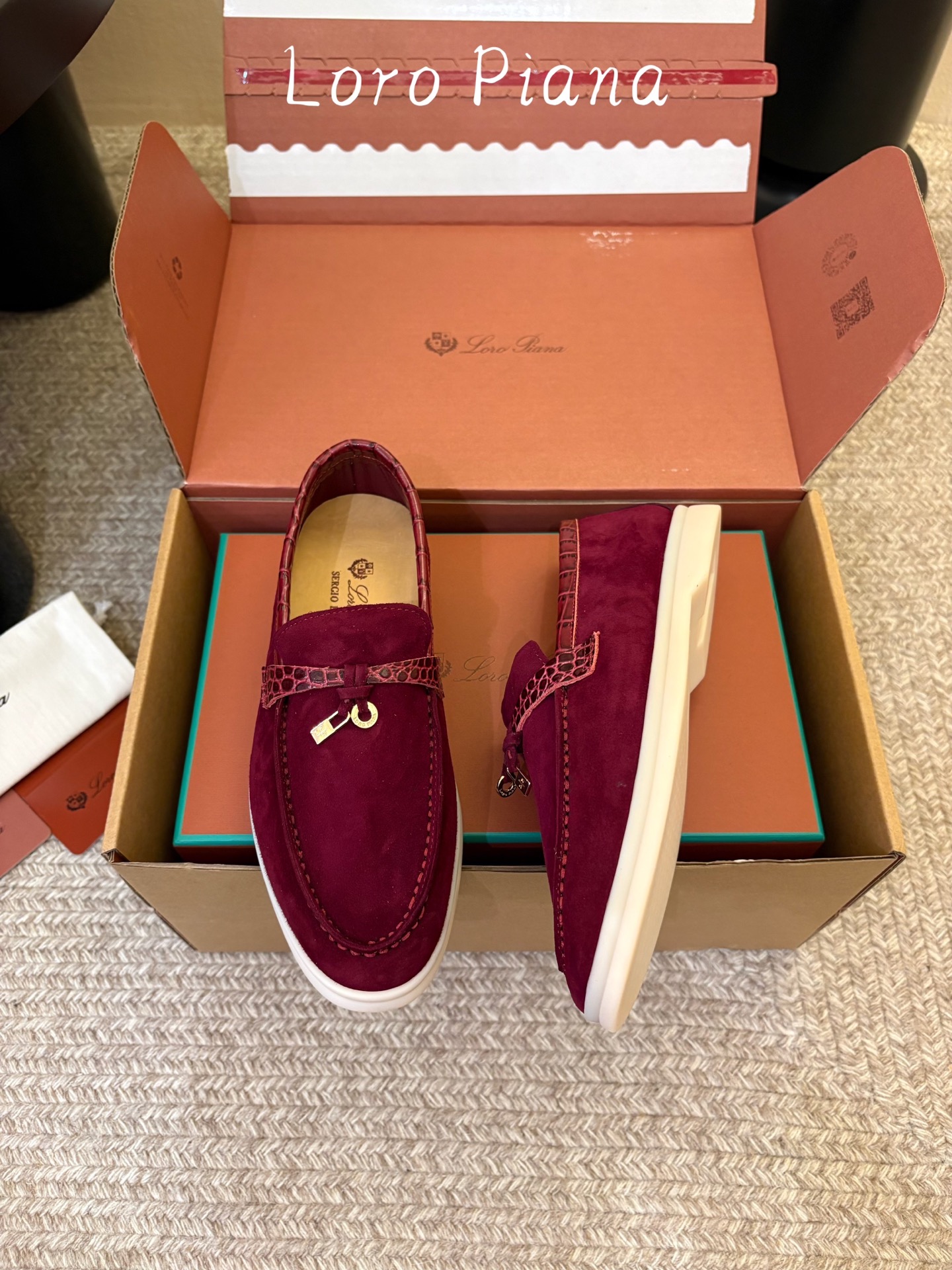 Loro Piana(诺悠翩雅)官网同款一脚蹬乐福鞋 原版大底宽底 采用进口高丝光羊反绒 羊皮内里 全方位一 Loro Piana(诺悠翩雅)官网同款一脚蹬乐福鞋 原版大底宽底 采用进口高丝光羊反绒 羊皮内里 全方位一