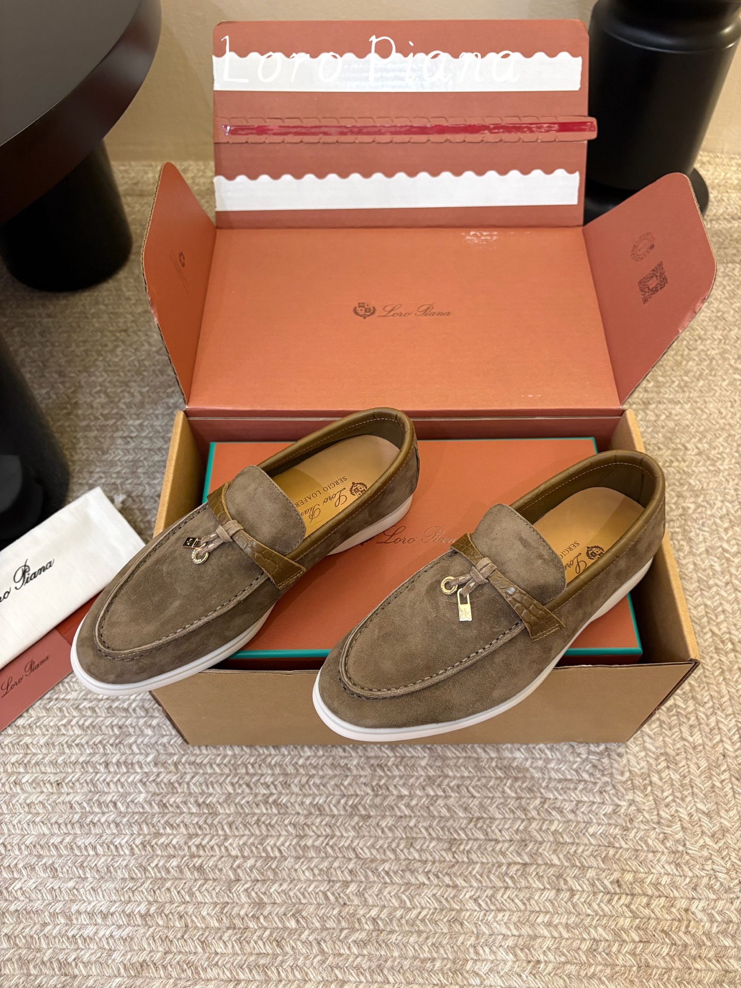 Loro Piana(诺悠翩雅)官网同款一脚蹬乐福鞋 原版大底宽底 采用进口高丝光羊反绒 羊皮内里 全方位一 Loro Piana(诺悠翩雅)官网同款一脚蹬乐福鞋 原版大底宽底 采用进口高丝光羊反绒 羊皮内里 全方位一
