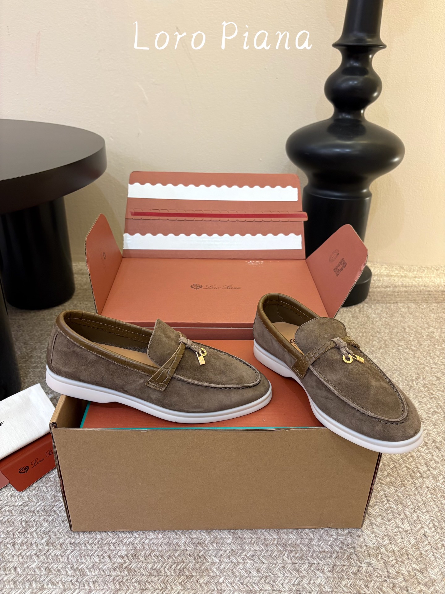 Loro Piana(诺悠翩雅)官网同款一脚蹬乐福鞋 原版大底宽底 采用进口高丝光羊反绒 羊皮内里 全方位一 Loro Piana(诺悠翩雅)官网同款一脚蹬乐福鞋 原版大底宽底 采用进口高丝光羊反绒 羊皮内里 全方位一