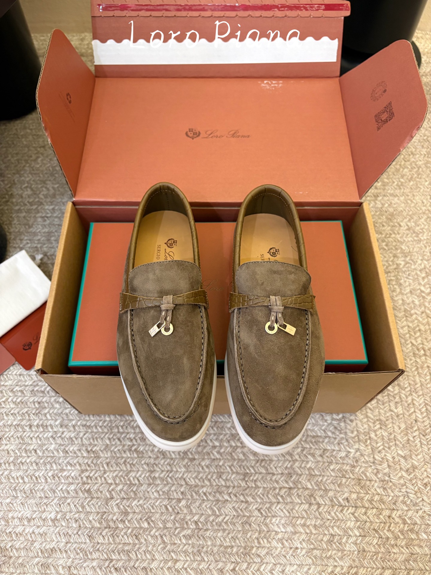 Loro Piana(诺悠翩雅)官网同款一脚蹬乐福鞋   原版大底宽底  采用进口高丝光羊反绒  羊皮内里   全方位一
