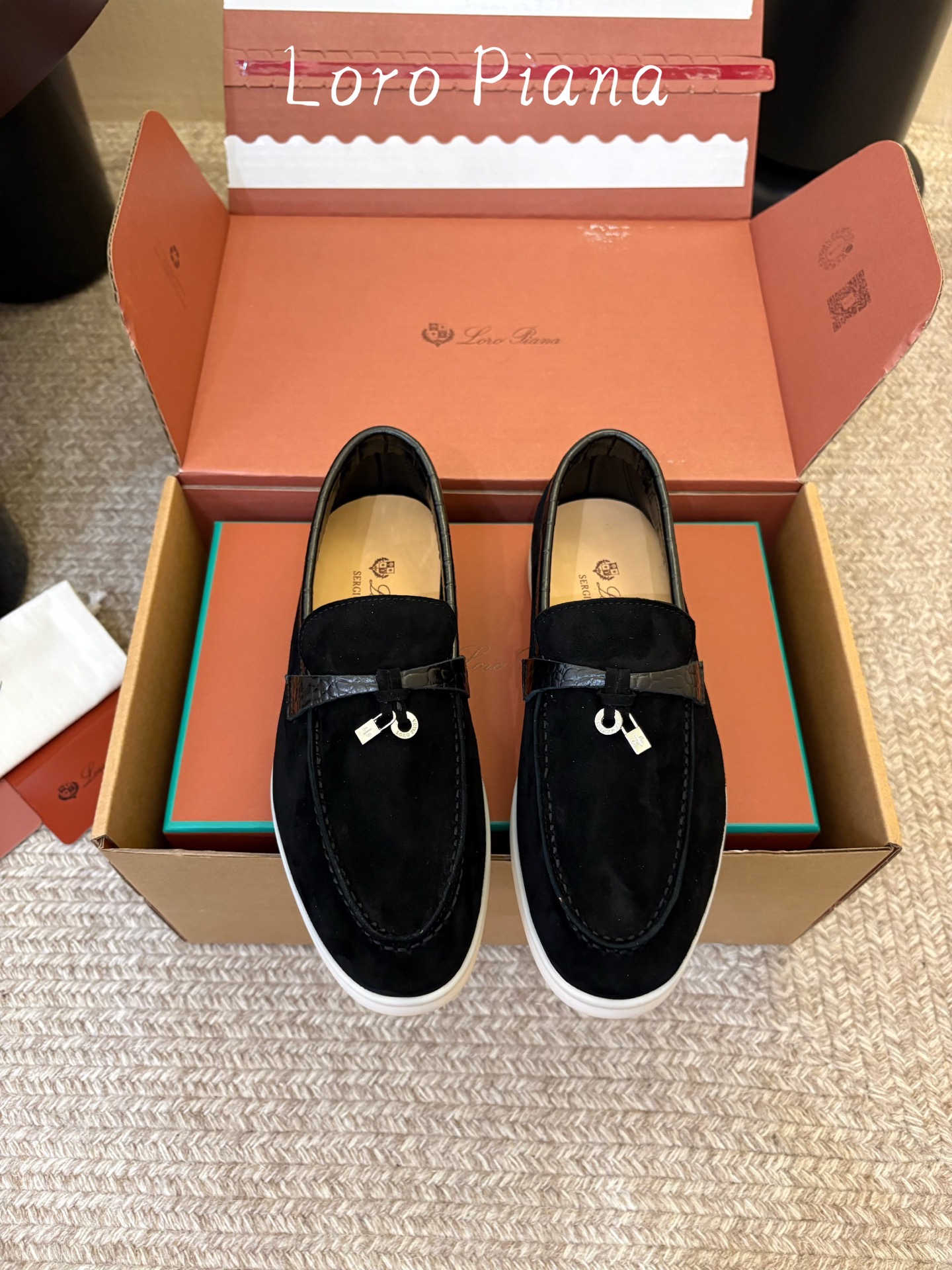 Loro Piana(诺悠翩雅)官网同款一脚蹬乐福鞋   原版大底宽底  采用进口高丝光羊反绒  羊皮内里   全方位一