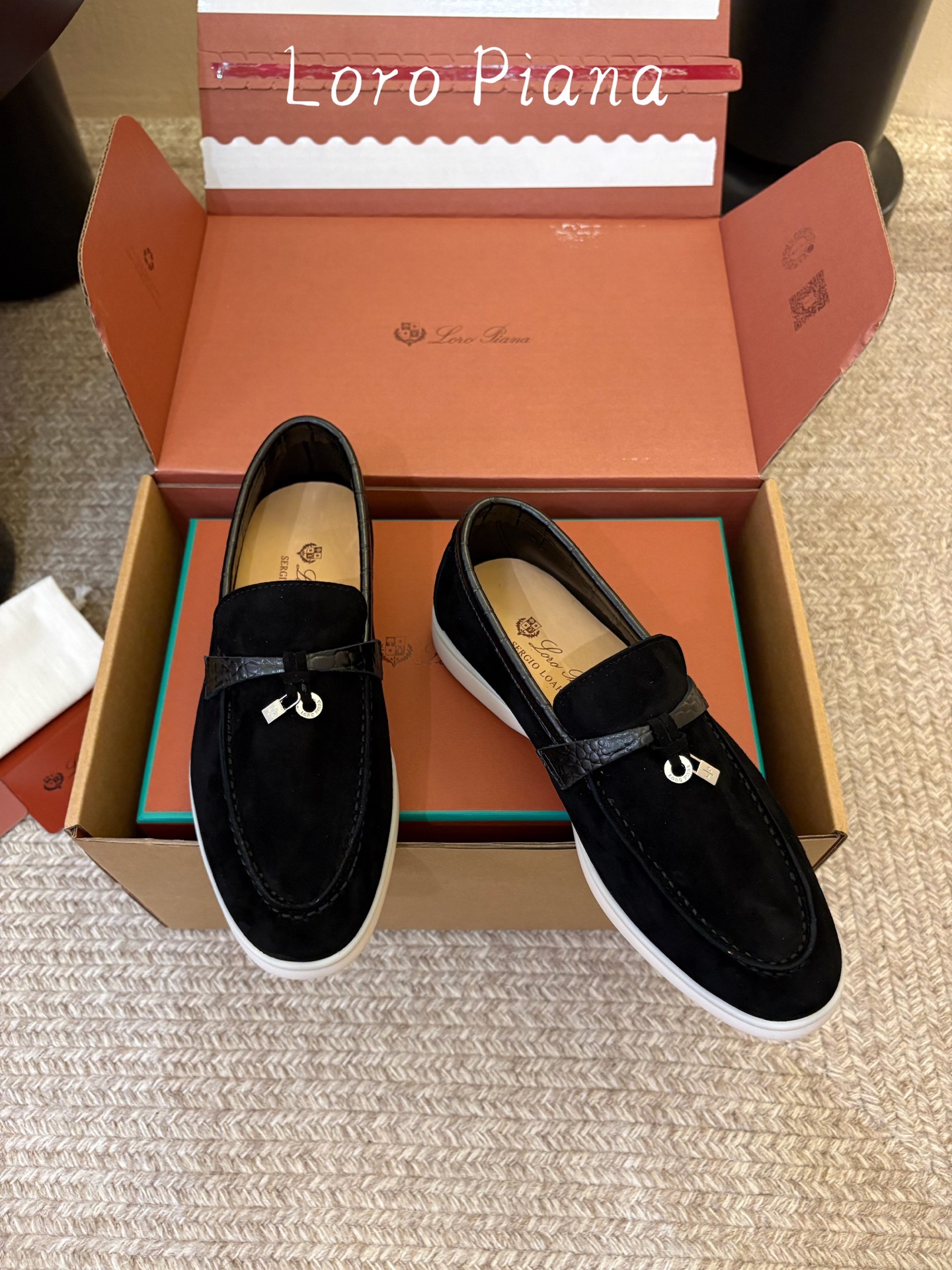 Loro Piana(诺悠翩雅)官网同款一脚蹬乐福鞋 原版大底宽底 采用进口高丝光羊反绒 羊皮内里 全方位一 Loro Piana(诺悠翩雅)官网同款一脚蹬乐福鞋 原版大底宽底 采用进口高丝光羊反绒 羊皮内里 全方位一