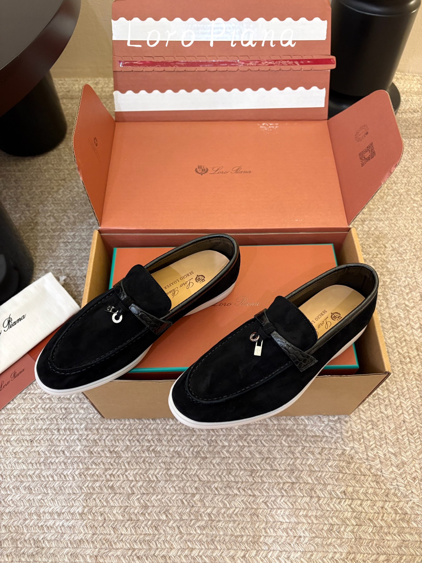 Loro Piana(诺悠翩雅)官网同款一脚蹬乐福鞋 原版大底宽底 采用进口高丝光羊反绒 羊皮内里 全方位一 Loro Piana(诺悠翩雅)官网同款一脚蹬乐福鞋 原版大底宽底 采用进口高丝光羊反绒 羊皮内里 全方位一