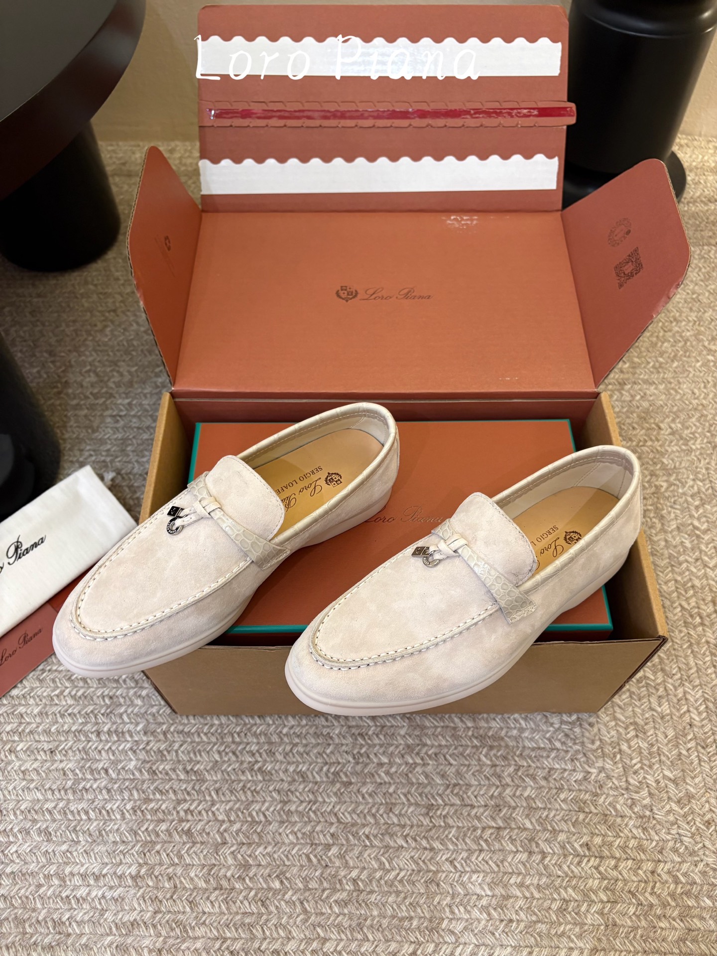 Loro Piana(诺悠翩雅)官网同款一脚蹬乐福鞋 原版大底宽底 采用进口高丝光羊反绒 羊皮内里 全方位一 Loro Piana(诺悠翩雅)官网同款一脚蹬乐福鞋 原版大底宽底 采用进口高丝光羊反绒 羊皮内里 全方位一