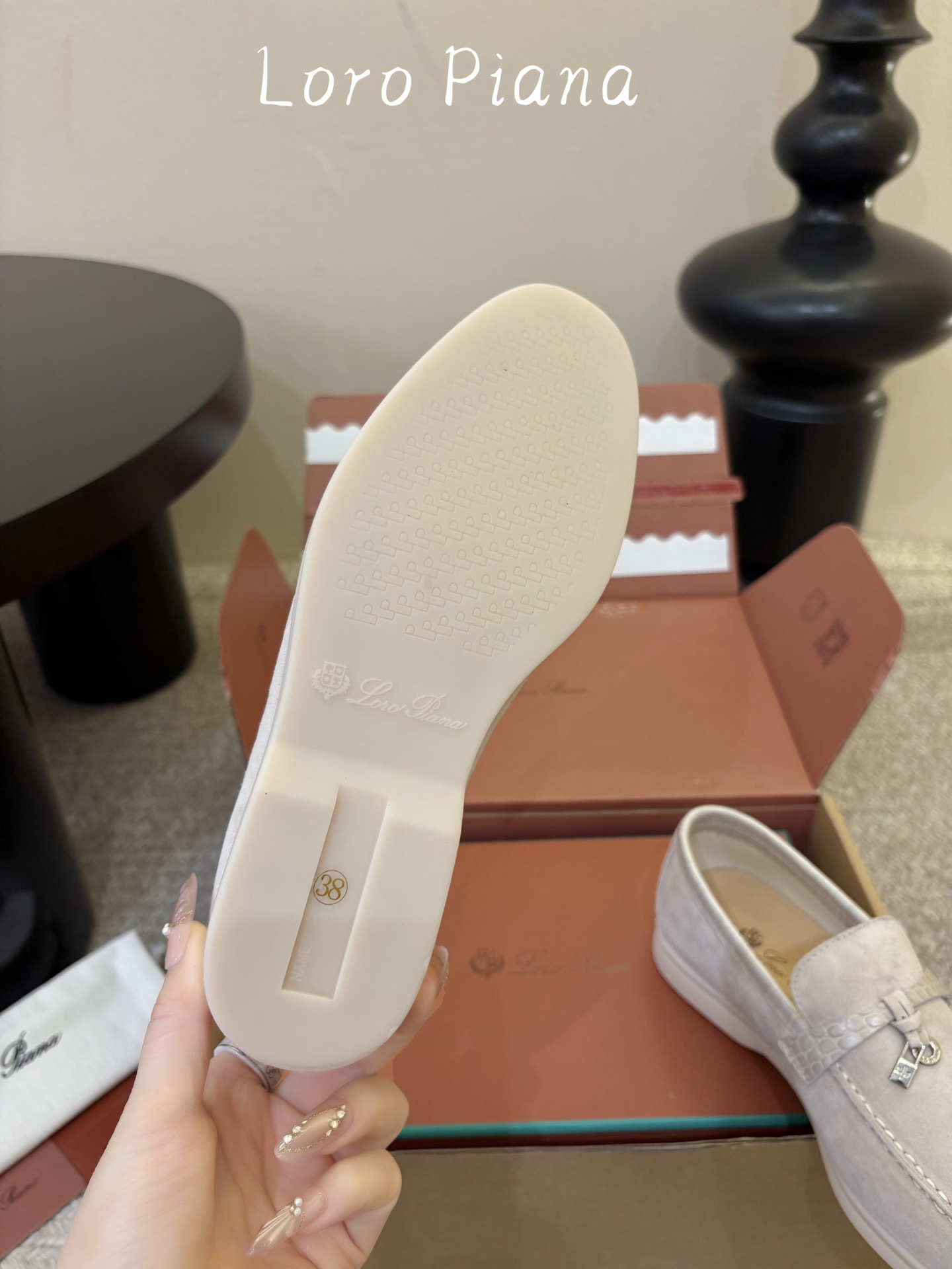 Loro Piana(诺悠翩雅)官网同款一脚蹬乐福鞋 原版大底宽底 采用进口高丝光羊反绒 羊皮内里 全方位一 Loro Piana(诺悠翩雅)官网同款一脚蹬乐福鞋 原版大底宽底 采用进口高丝光羊反绒 羊皮内里 全方位一