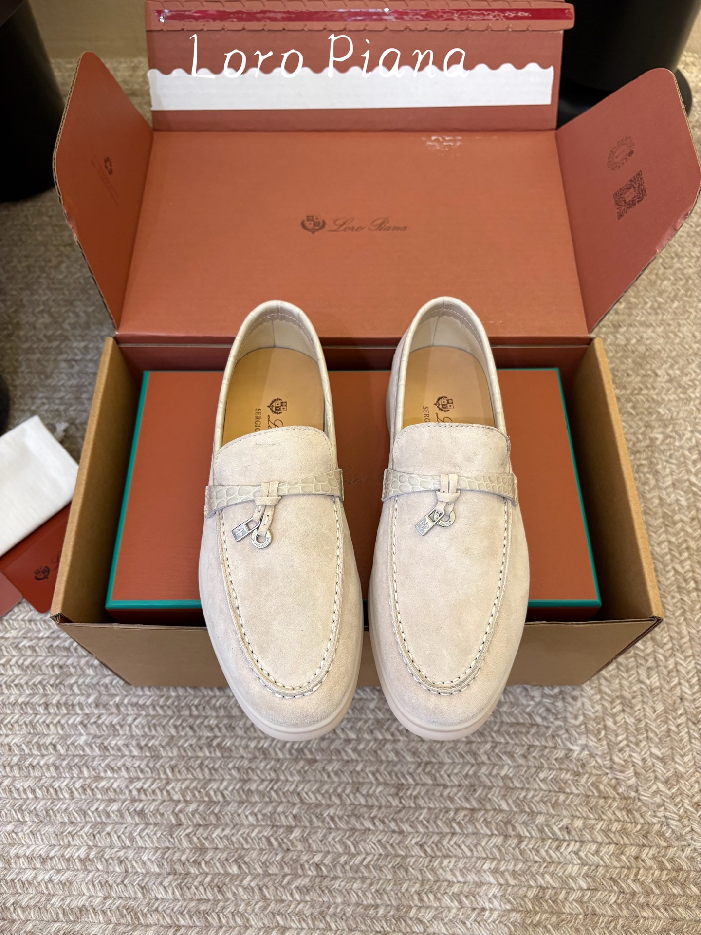 Loro Piana(诺悠翩雅)官网同款一脚蹬乐福鞋   原版大底宽底  采用进口高丝光羊反绒  羊皮内里   全方位一