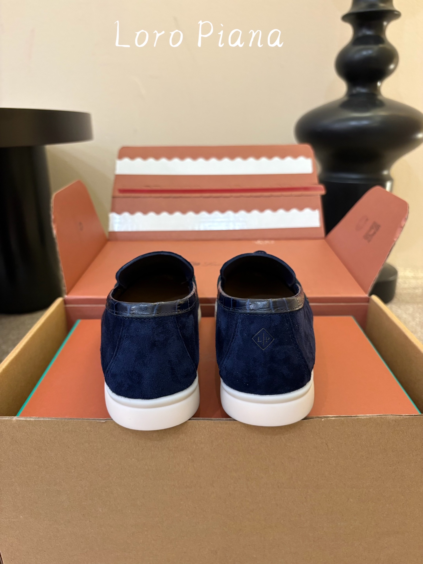 Loro Piana(诺悠翩雅)官网同款一脚蹬乐福鞋 原版大底宽底 采用进口高丝光羊反绒 羊皮内里 全方位一 Loro Piana(诺悠翩雅)官网同款一脚蹬乐福鞋 原版大底宽底 采用进口高丝光羊反绒 羊皮内里 全方位一