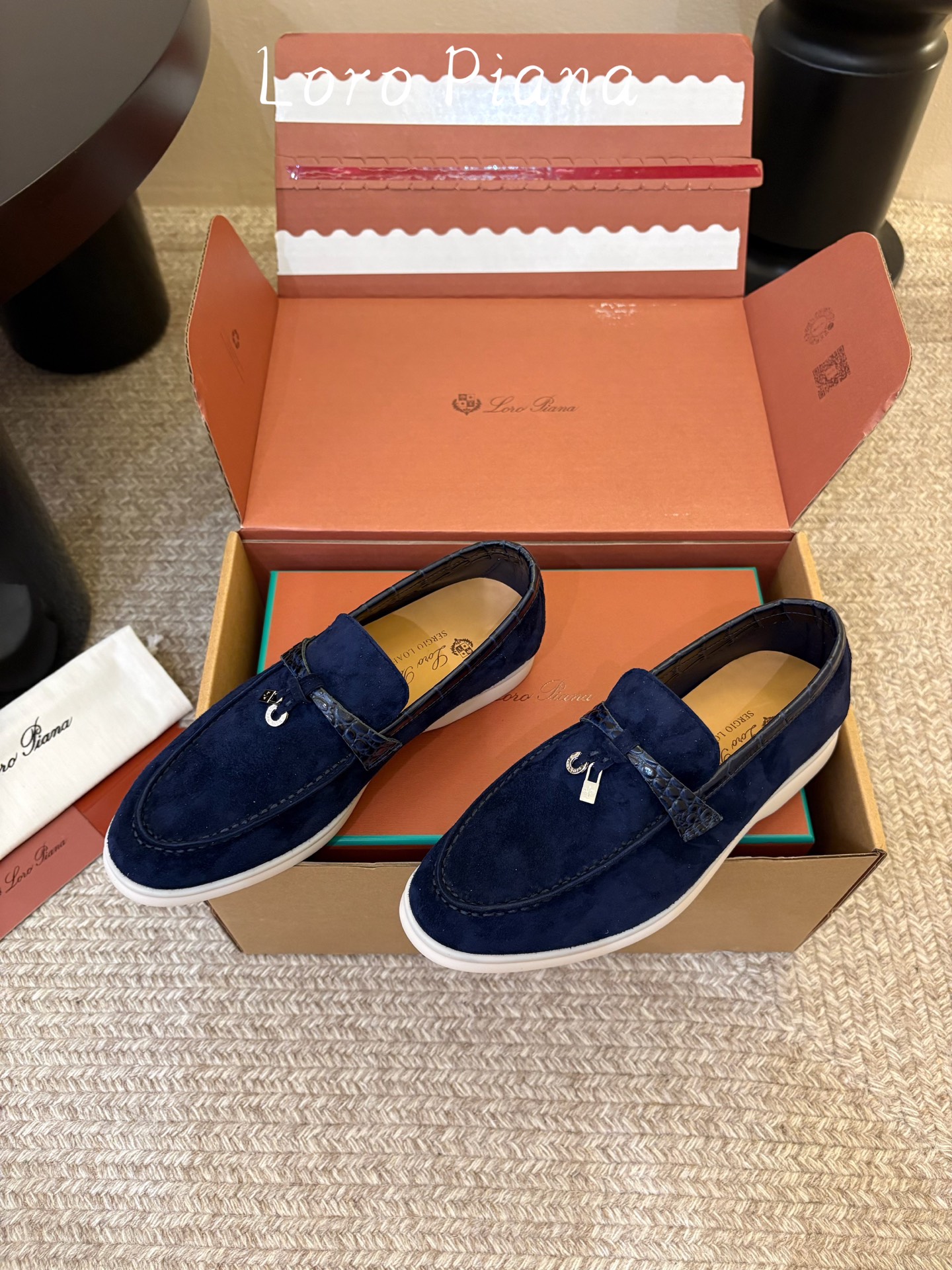 Loro Piana(诺悠翩雅)官网同款一脚蹬乐福鞋 原版大底宽底 采用进口高丝光羊反绒 羊皮内里 全方位一 Loro Piana(诺悠翩雅)官网同款一脚蹬乐福鞋 原版大底宽底 采用进口高丝光羊反绒 羊皮内里 全方位一