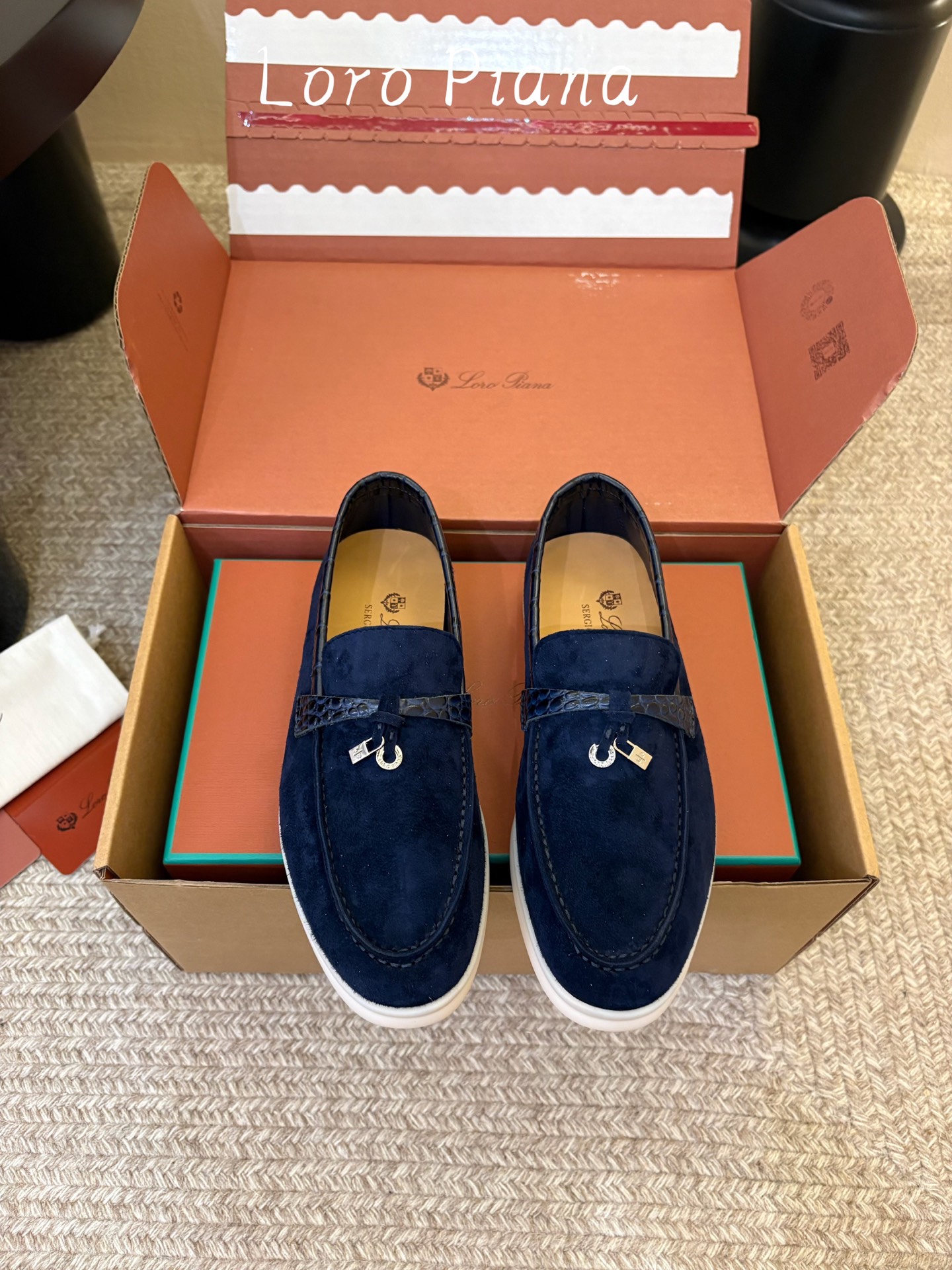 Loro Piana(诺悠翩雅)官网同款一脚蹬乐福鞋   原版大底宽底  采用进口高丝光羊反绒  羊皮内里   全方位一