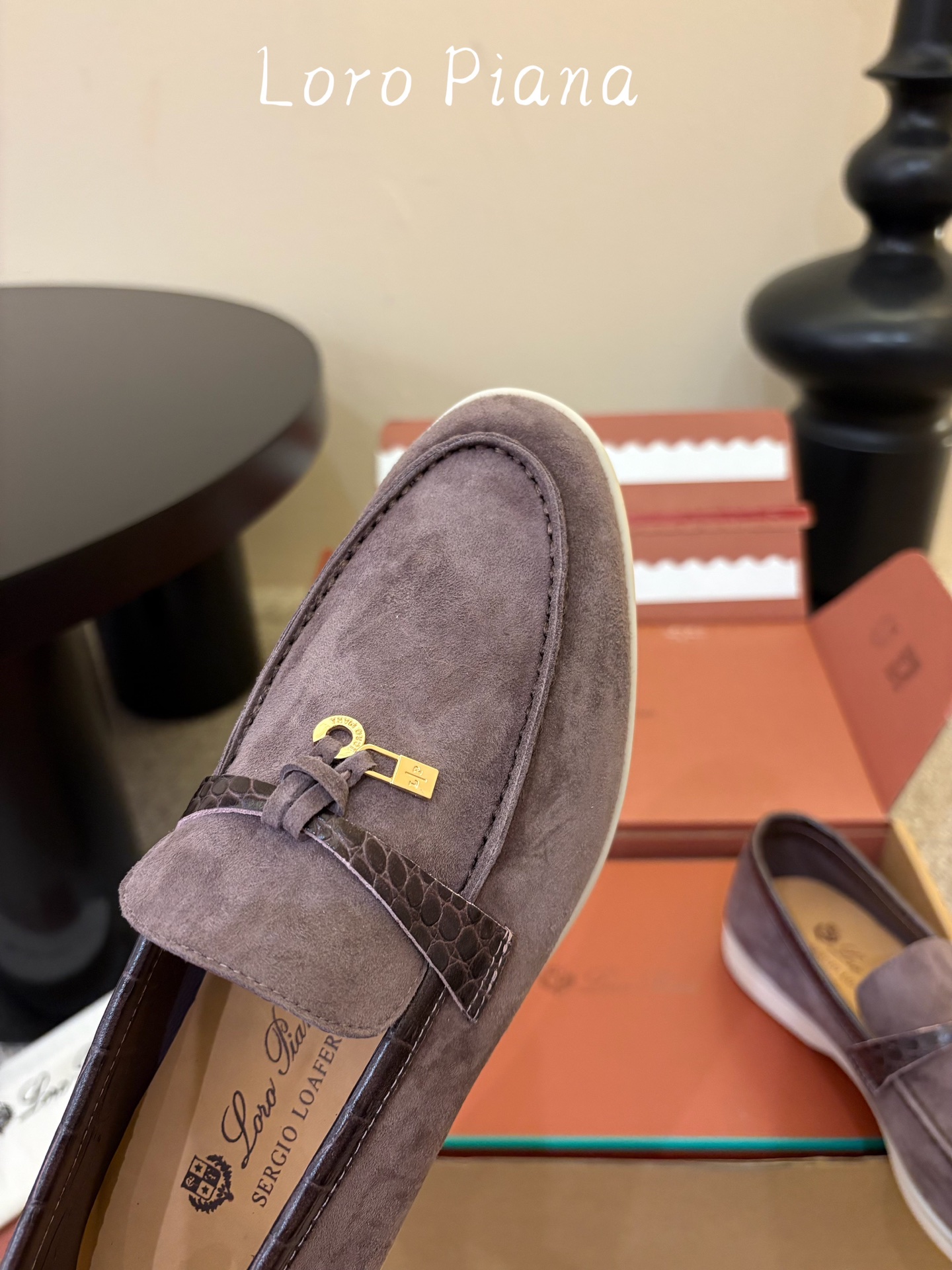 Loro Piana(诺悠翩雅)官网同款一脚蹬乐福鞋 原版大底宽底 采用进口高丝光羊反绒 羊皮内里 全方位一 Loro Piana(诺悠翩雅)官网同款一脚蹬乐福鞋 原版大底宽底 采用进口高丝光羊反绒 羊皮内里 全方位一