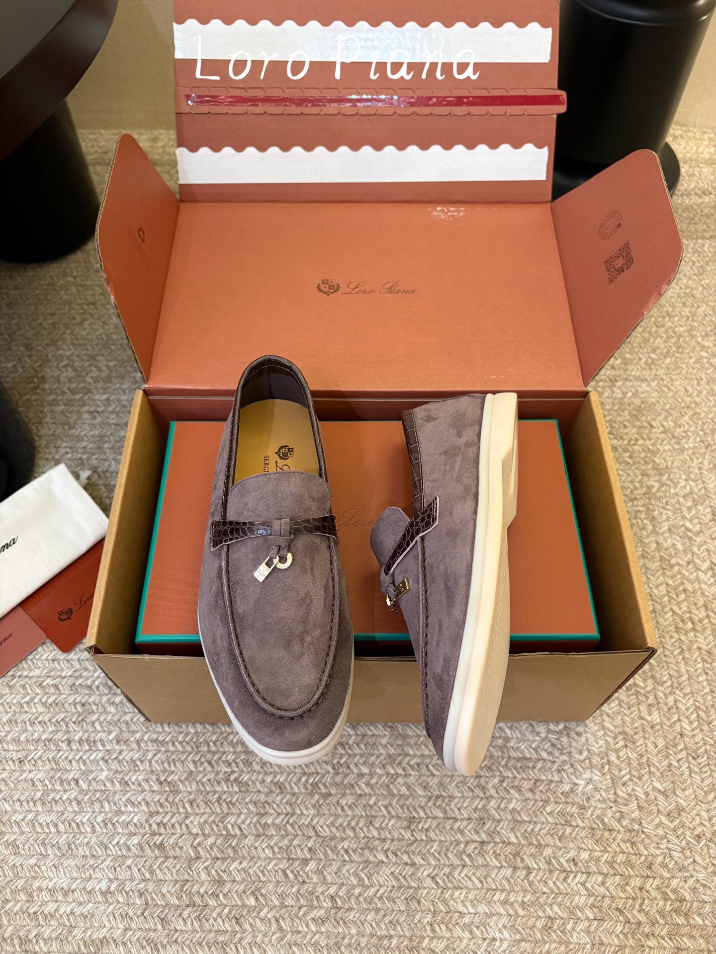 Loro Piana(诺悠翩雅)官网同款一脚蹬乐福鞋 原版大底宽底 采用进口高丝光羊反绒 羊皮内里 全方位一 Loro Piana(诺悠翩雅)官网同款一脚蹬乐福鞋 原版大底宽底 采用进口高丝光羊反绒 羊皮内里 全方位一