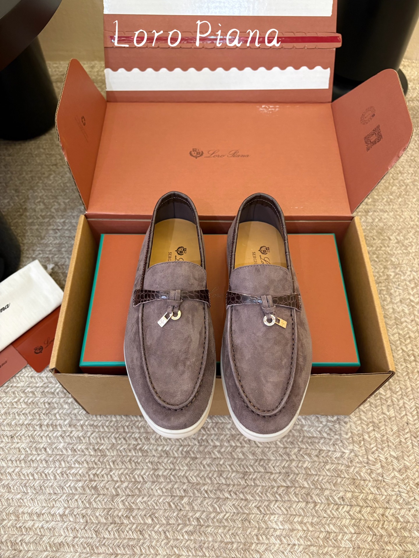 Loro Piana(诺悠翩雅)官网同款一脚蹬乐福鞋   原版大底宽底  采用进口高丝光羊反绒  羊皮内里   全方位一