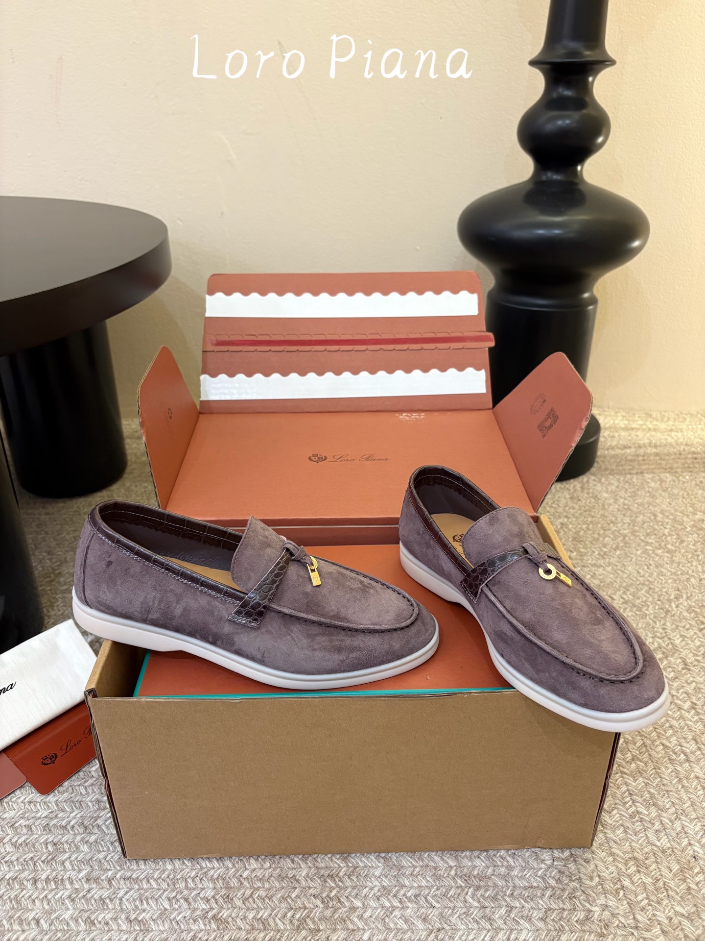 Loro Piana(诺悠翩雅)官网同款一脚蹬乐福鞋 原版大底宽底 采用进口高丝光羊反绒 羊皮内里 全方位一 Loro Piana(诺悠翩雅)官网同款一脚蹬乐福鞋 原版大底宽底 采用进口高丝光羊反绒 羊皮内里 全方位一