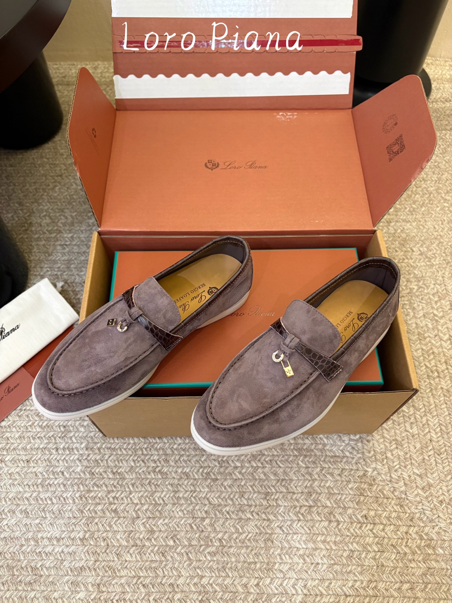 Loro Piana(诺悠翩雅)官网同款一脚蹬乐福鞋 原版大底宽底 采用进口高丝光羊反绒 羊皮内里 全方位一 Loro Piana(诺悠翩雅)官网同款一脚蹬乐福鞋 原版大底宽底 采用进口高丝光羊反绒 羊皮内里 全方位一