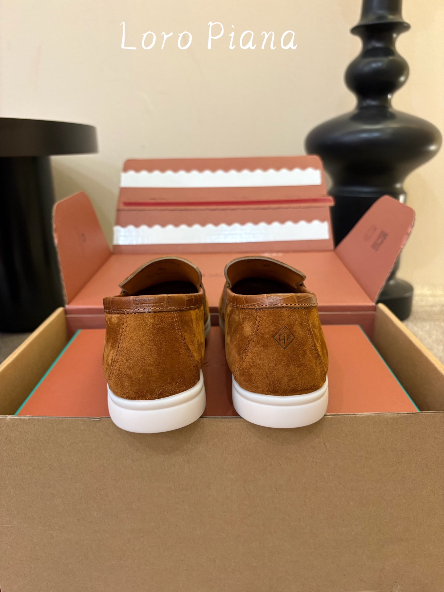 Loro Piana(诺悠翩雅)官网同款一脚蹬乐福鞋 原版大底宽底 采用进口高丝光羊反绒 羊皮内里 全方位一 Loro Piana(诺悠翩雅)官网同款一脚蹬乐福鞋 原版大底宽底 采用进口高丝光羊反绒 羊皮内里 全方位一