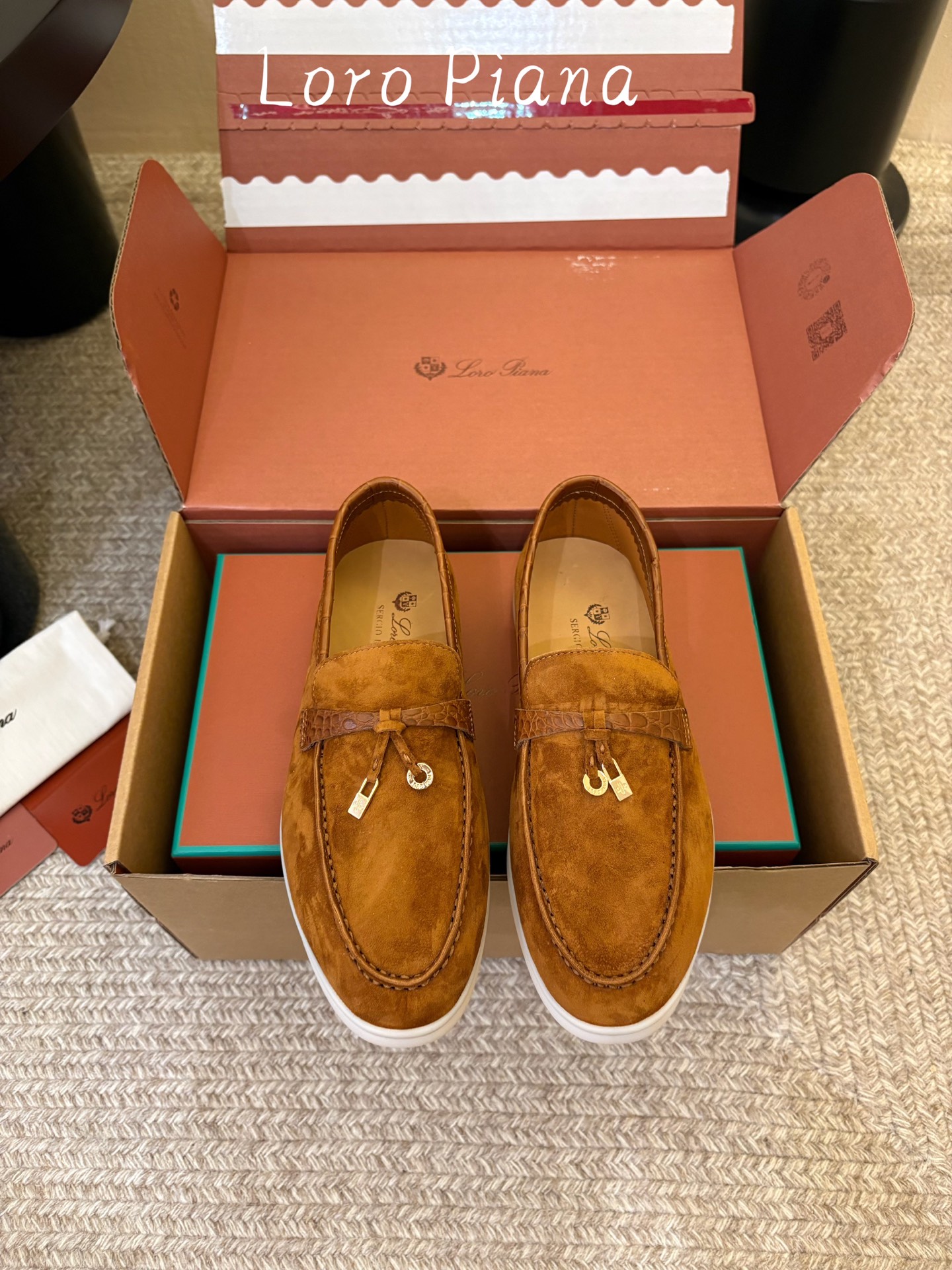 Loro Piana(诺悠翩雅)官网同款一脚蹬乐福鞋   原版大底宽底  采用进口高丝光羊反绒  羊皮内里   全方位一