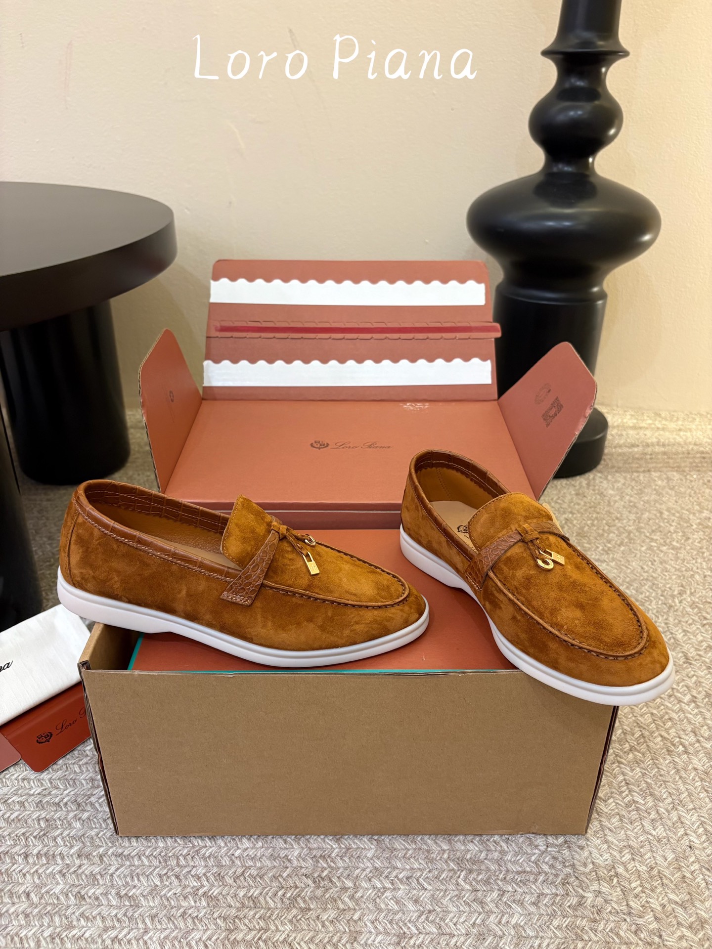 Loro Piana(诺悠翩雅)官网同款一脚蹬乐福鞋 原版大底宽底 采用进口高丝光羊反绒 羊皮内里 全方位一 Loro Piana(诺悠翩雅)官网同款一脚蹬乐福鞋 原版大底宽底 采用进口高丝光羊反绒 羊皮内里 全方位一