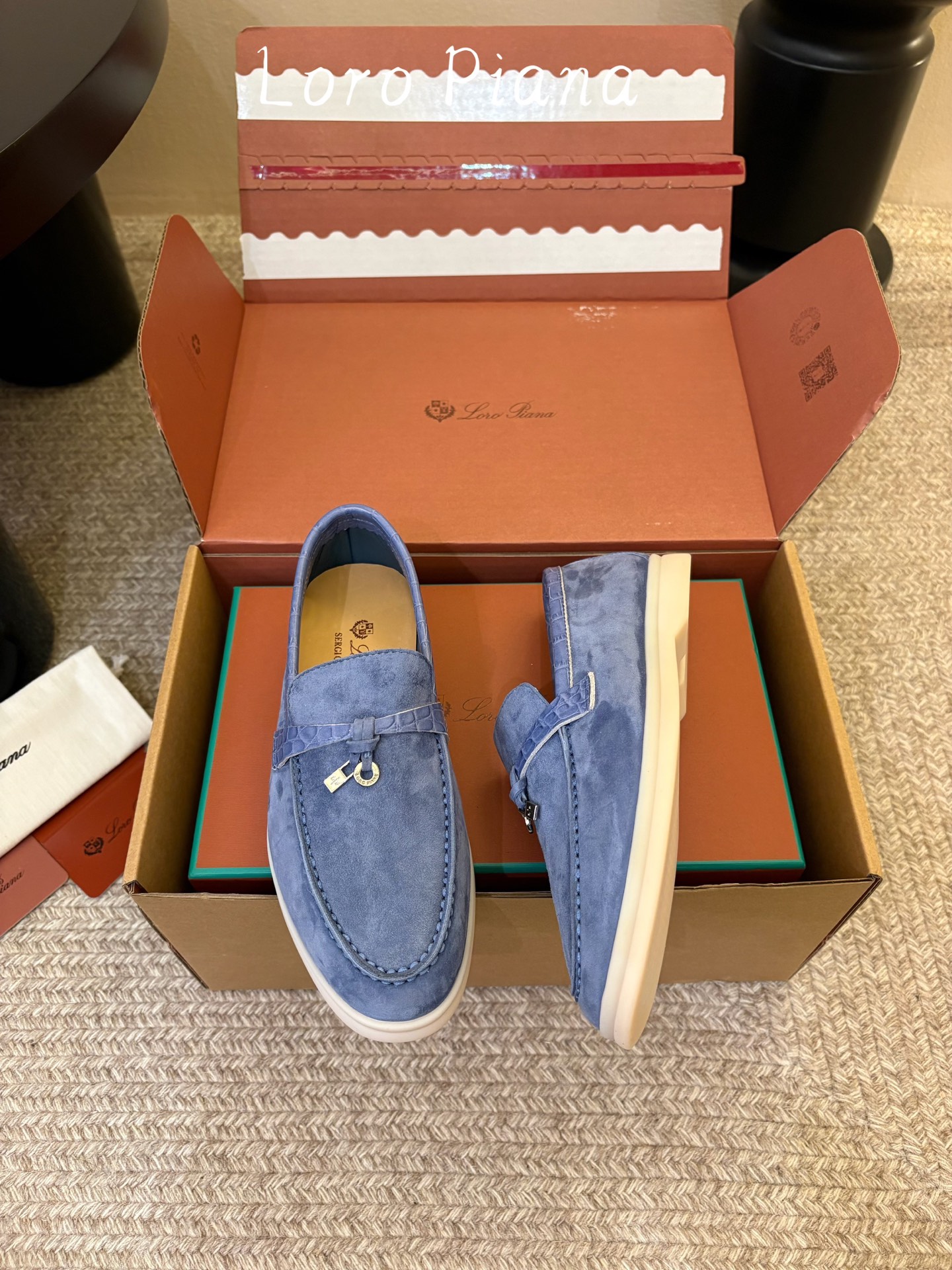 Loro Piana(诺悠翩雅)官网同款一脚蹬乐福鞋 原版大底宽底 采用进口高丝光羊反绒 羊皮内里 全方位一 Loro Piana(诺悠翩雅)官网同款一脚蹬乐福鞋 原版大底宽底 采用进口高丝光羊反绒 羊皮内里 全方位一