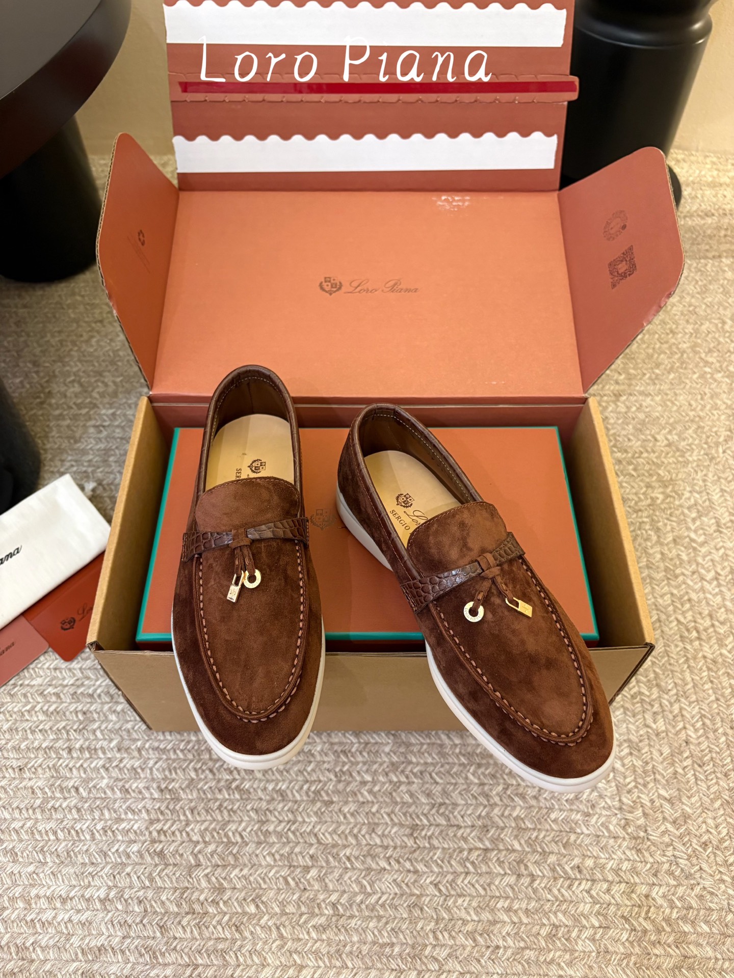Loro Piana(诺悠翩雅)官网同款一脚蹬乐福鞋   原版大底宽底  采用进口高丝光羊反绒  羊皮内里   全方位一