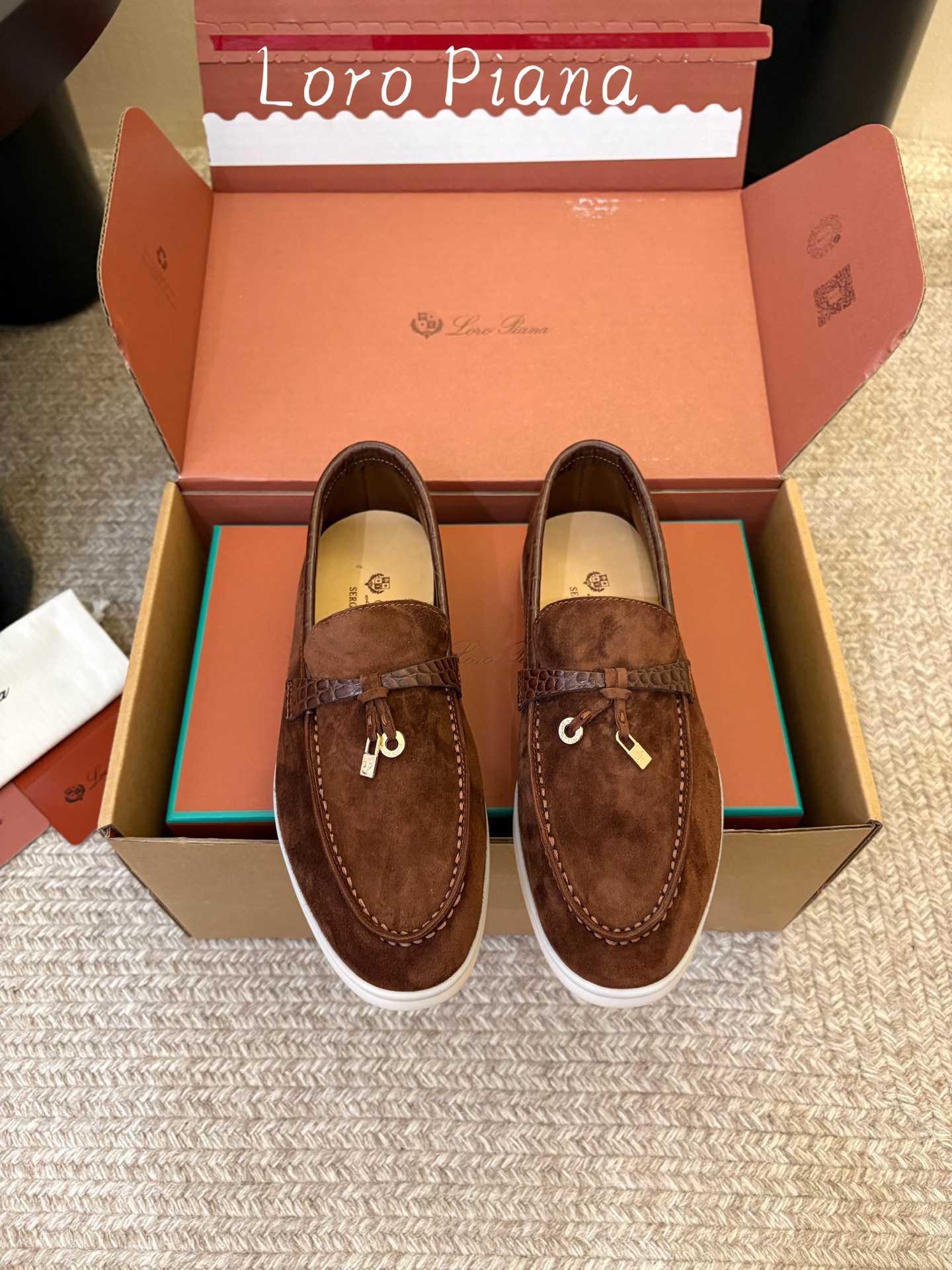 Loro Piana(诺悠翩雅)官网同款一脚蹬乐福鞋   原版大底宽底  采用进口高丝光羊反绒  羊皮内里   全方位一