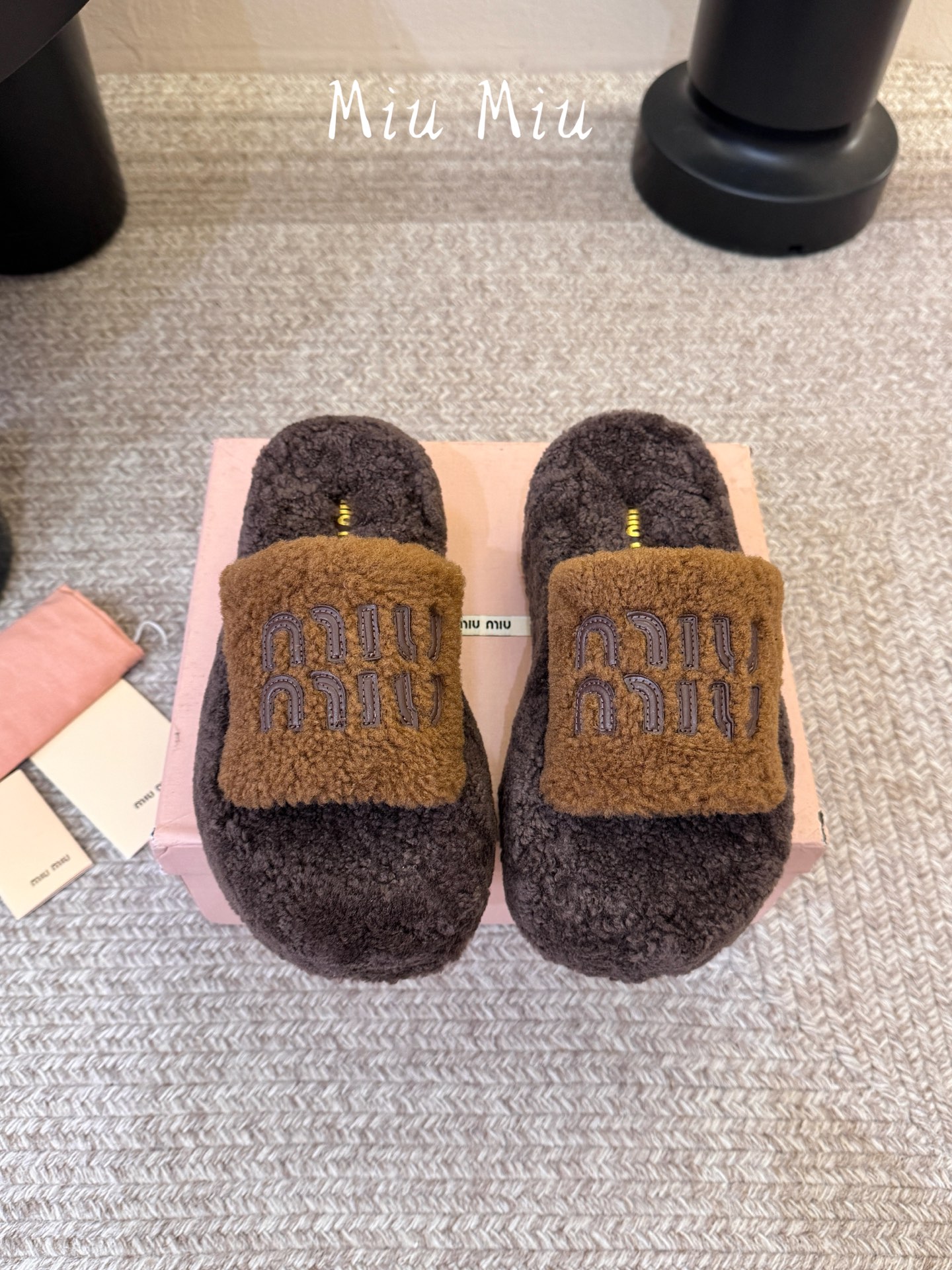 Miu Miu 缪缪，全球各大代购官网火爆上市. 走秀场曝光💃 、非常留行的美拉德配色平底鞋，✨ 秋冬必备，全羊毛🐑 软