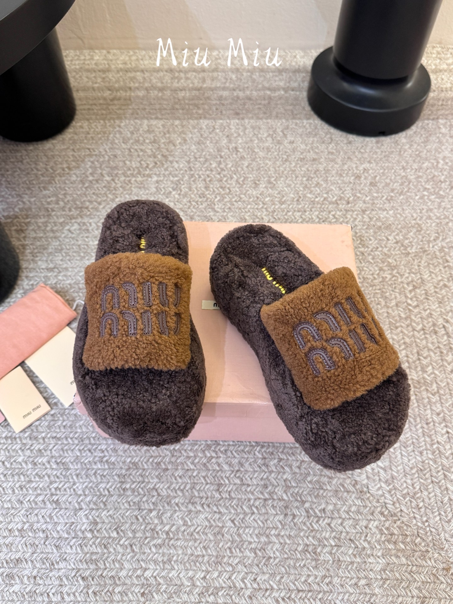 Miu Miu 缪缪，全球各大代购官网火爆上市. 走秀场曝光💃 、非常留行的美拉德配色平底鞋，✨ 秋冬必备，全羊毛🐑 软